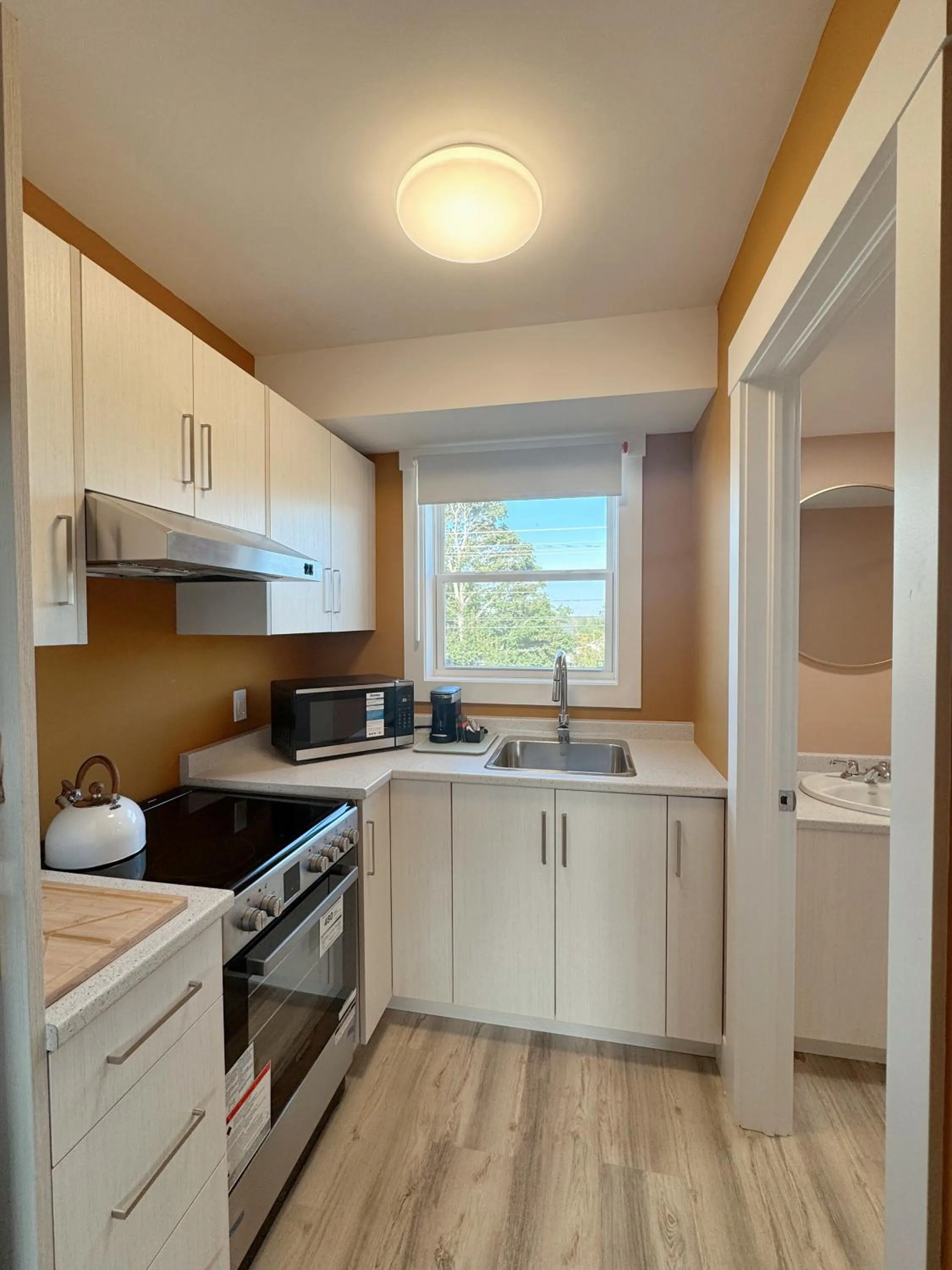 Kitchen or kitchenette in Fair Isle Motel