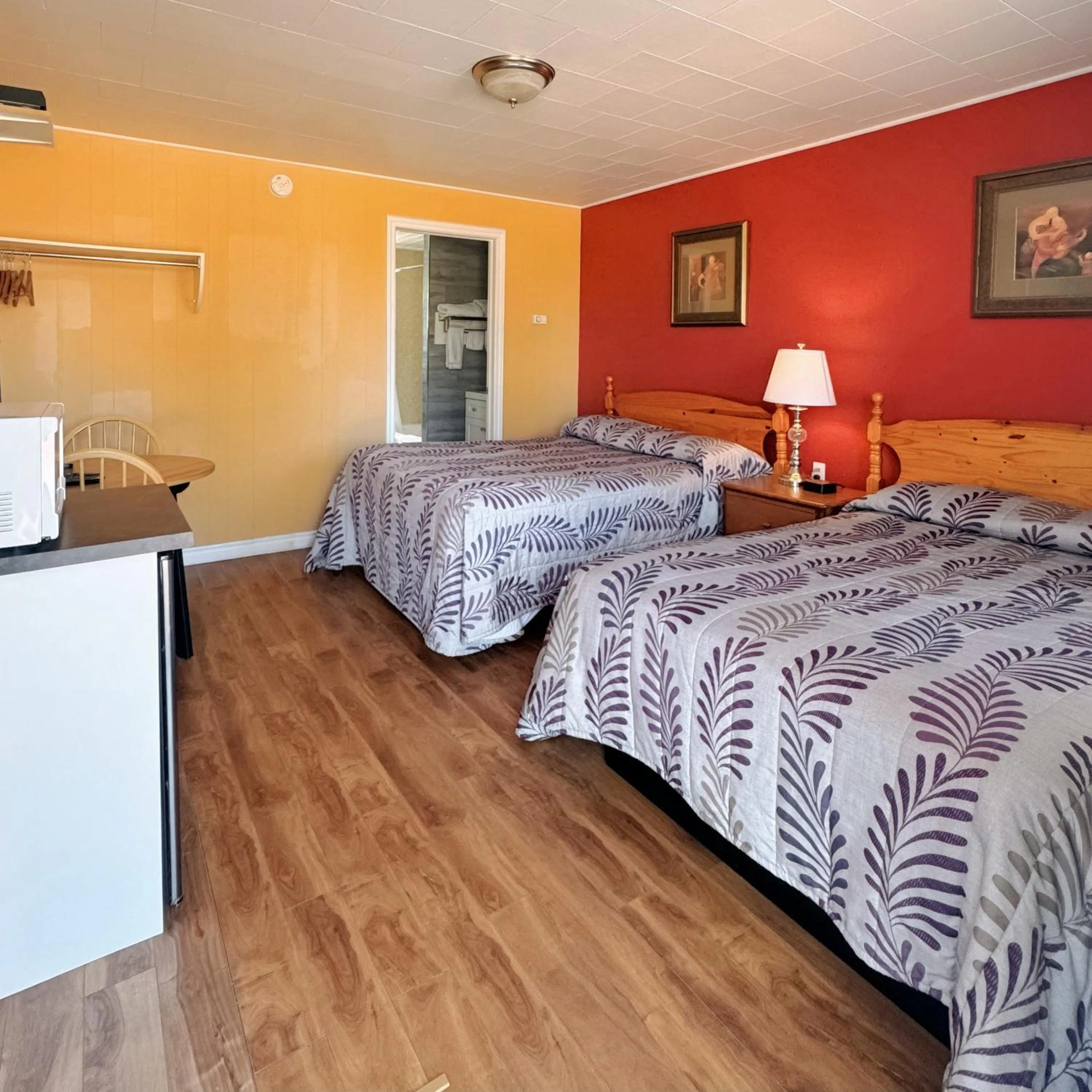 Photo of the whole room, Bed in Fair Isle Motel