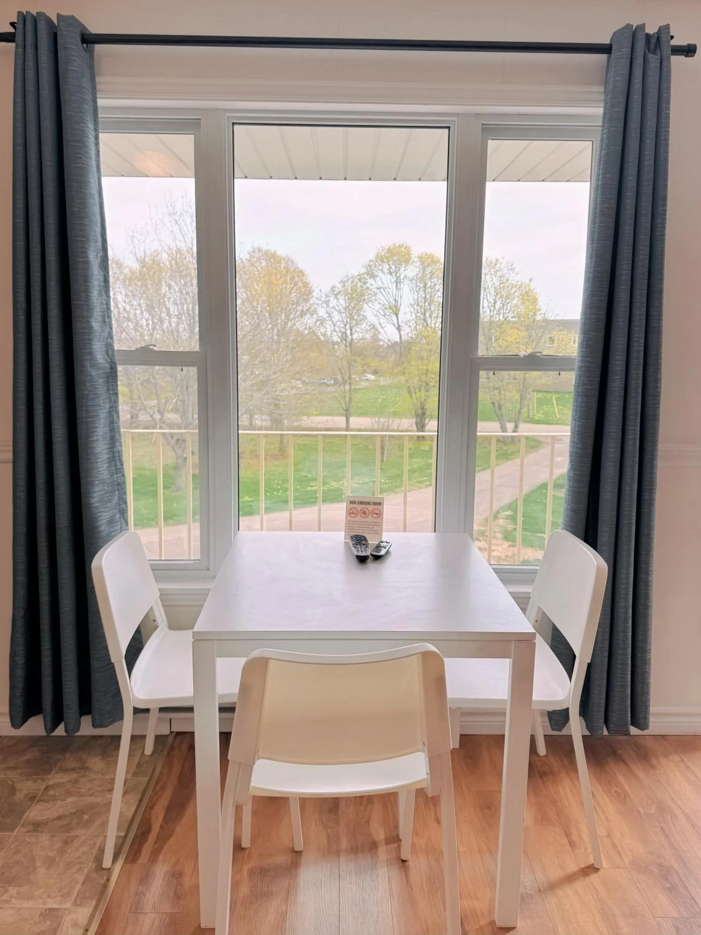 Dining area in Fair Isle Motel