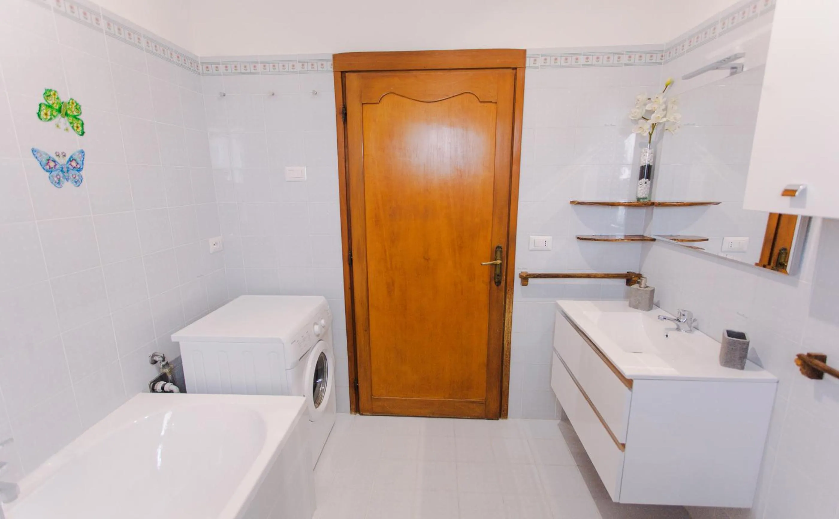 Bathroom in Domus Leonardo-Private Free Parking