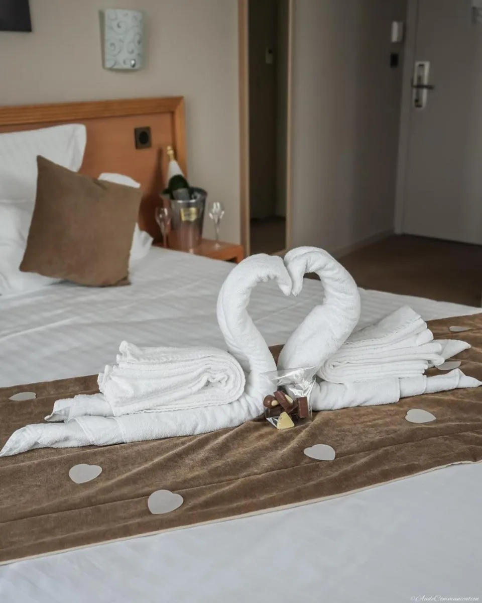 Bed in Hôtel Le Vouglans - Restaurant La Valouse