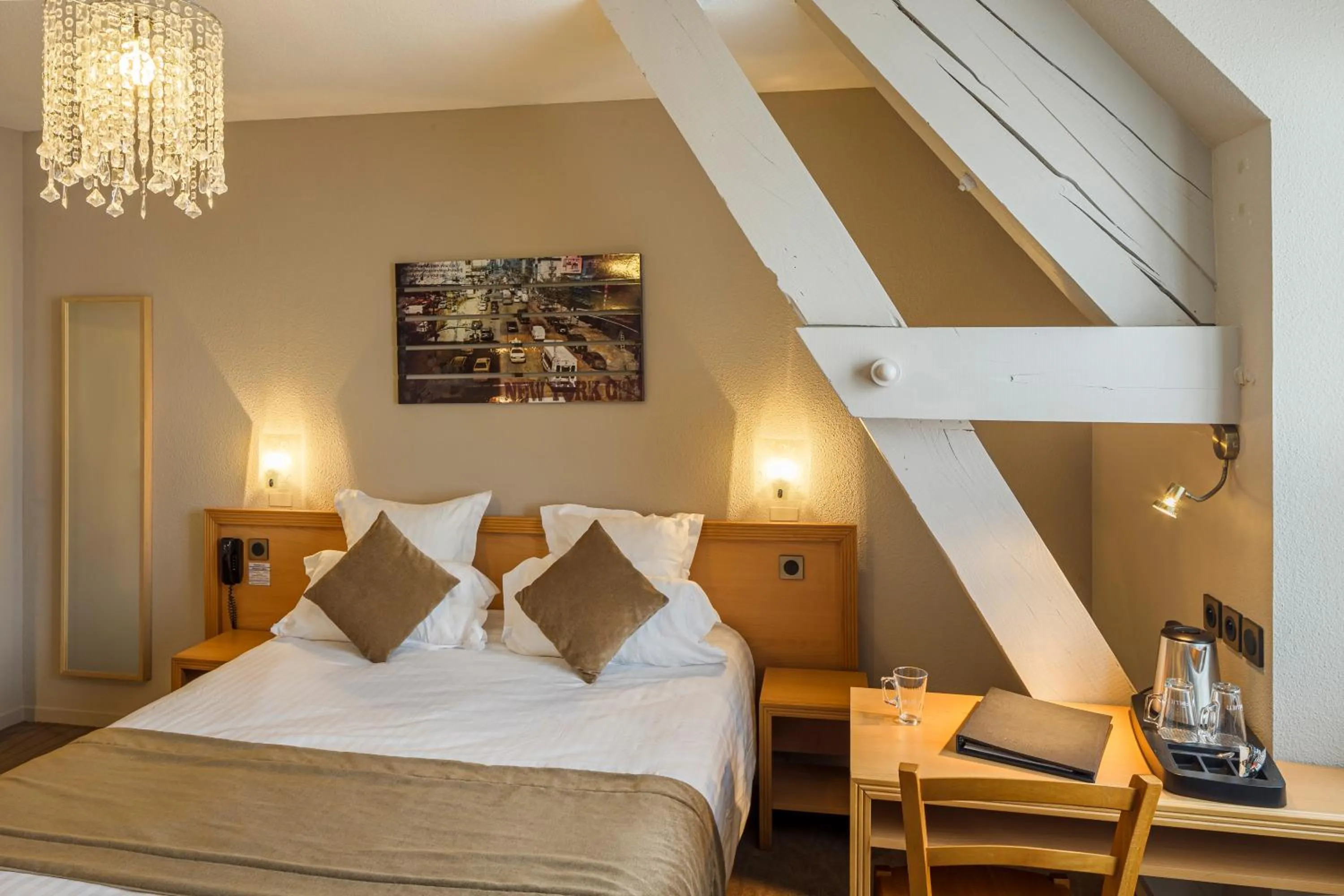 Bed in Hôtel Le Vouglans - Restaurant La Valouse