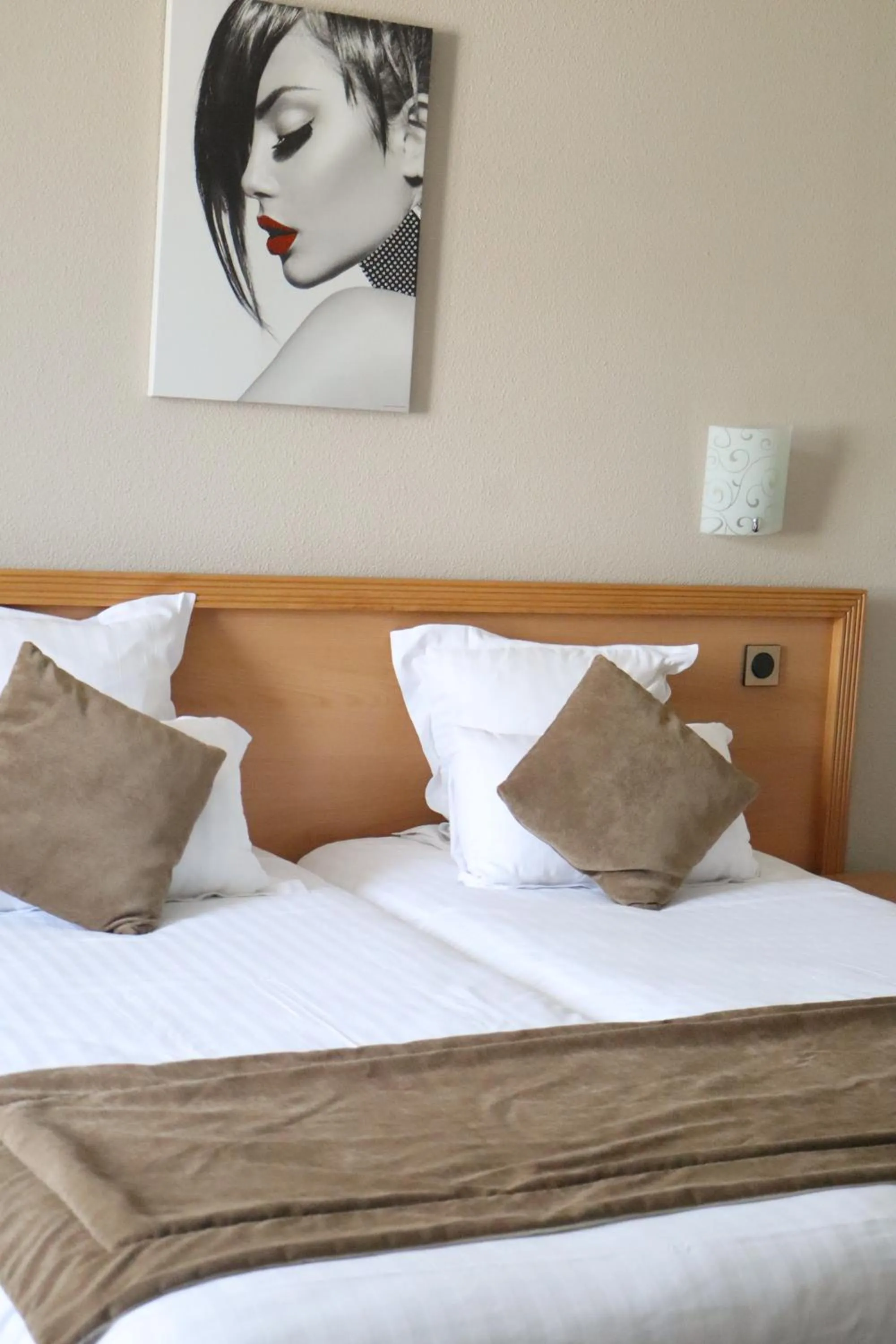 Bed in Hôtel Le Vouglans - Restaurant La Valouse