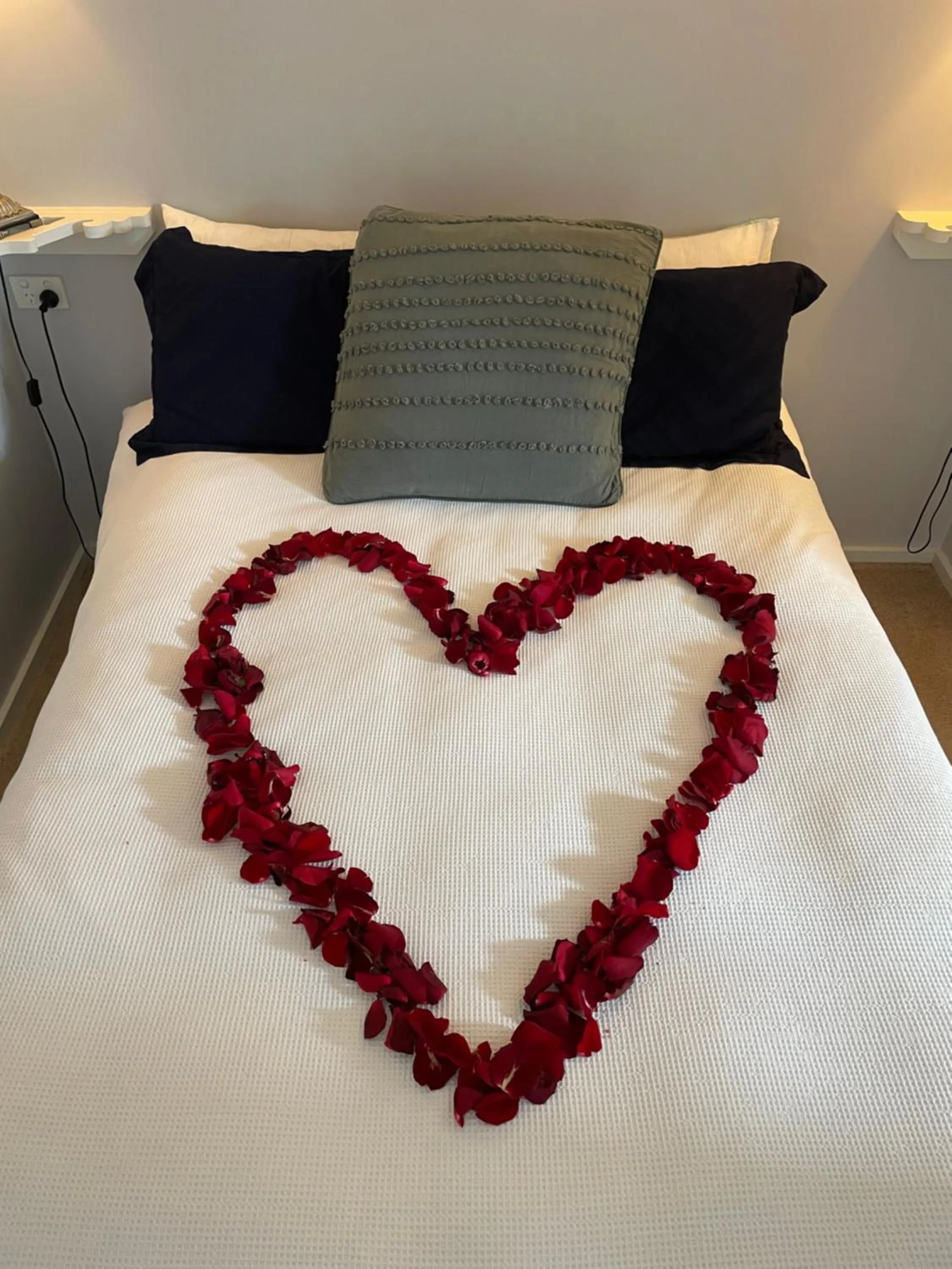 Bed in Churchill's B&B twin spa getaway Studio