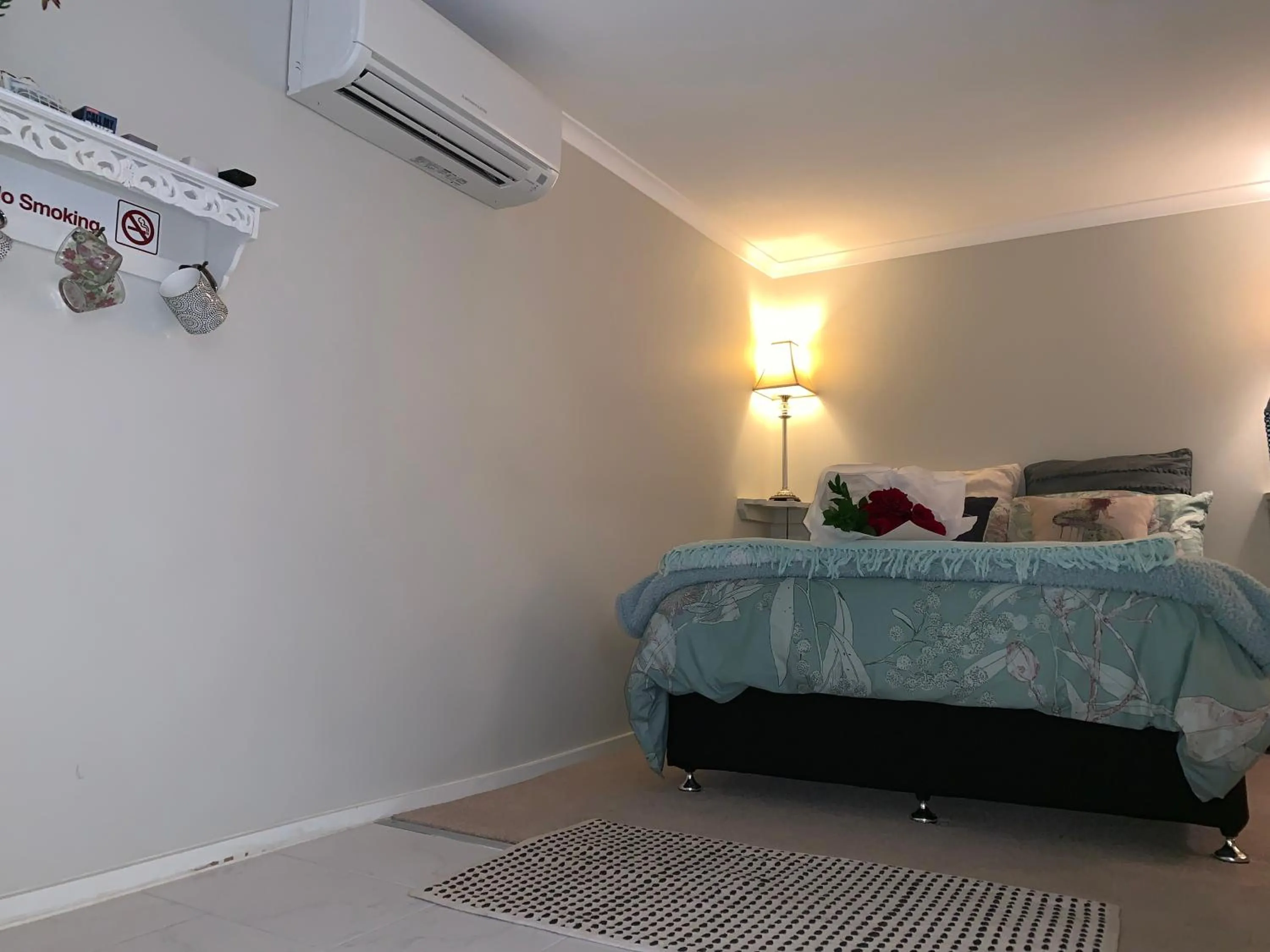 Bed in Churchill's B&B twin spa getaway Studio