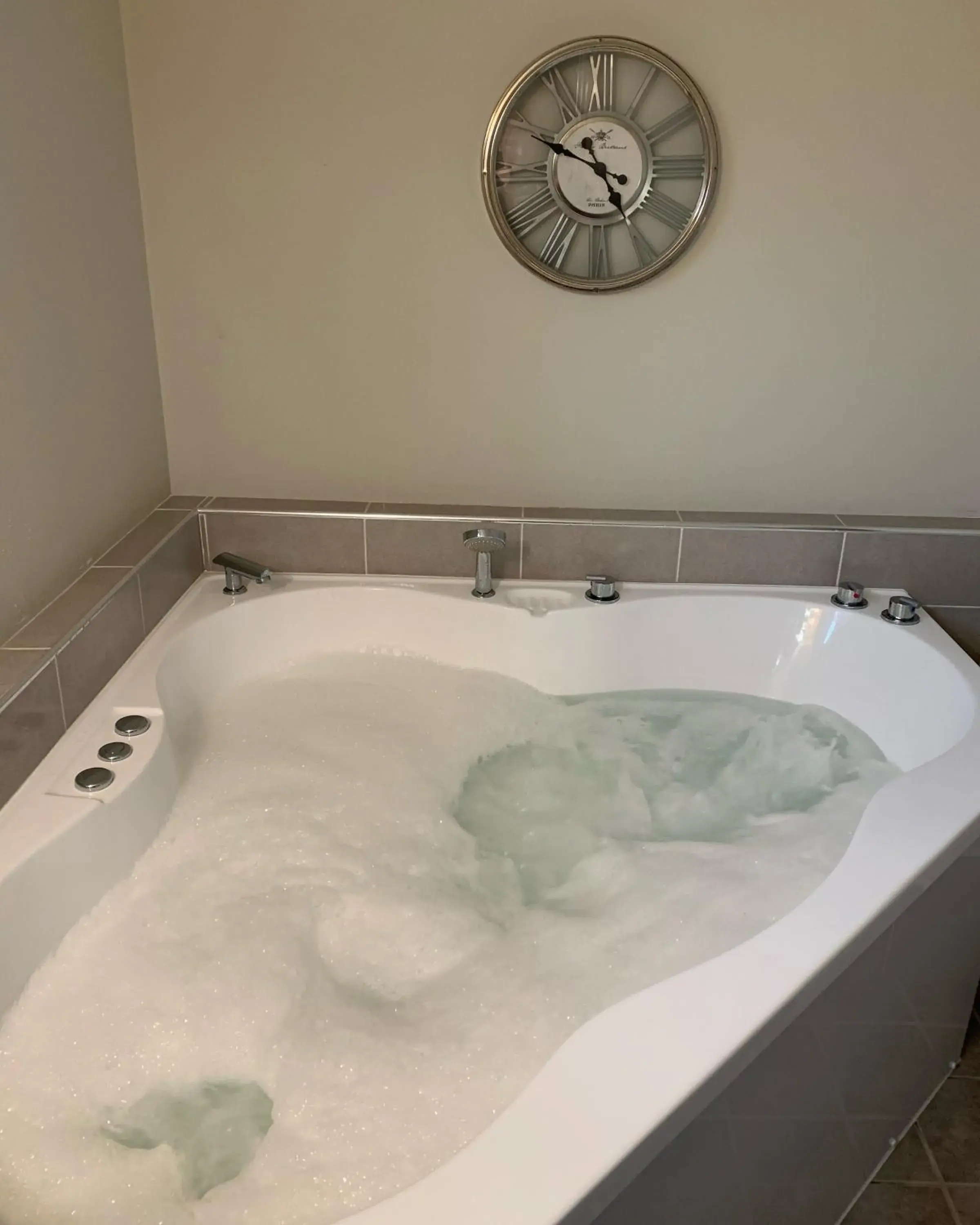 Deluxe with Spa Bath in Churchill's B&B twin spa getaway Studio Deluxe with Spa Bath in Churchill's B&B twin spa getaway Studio