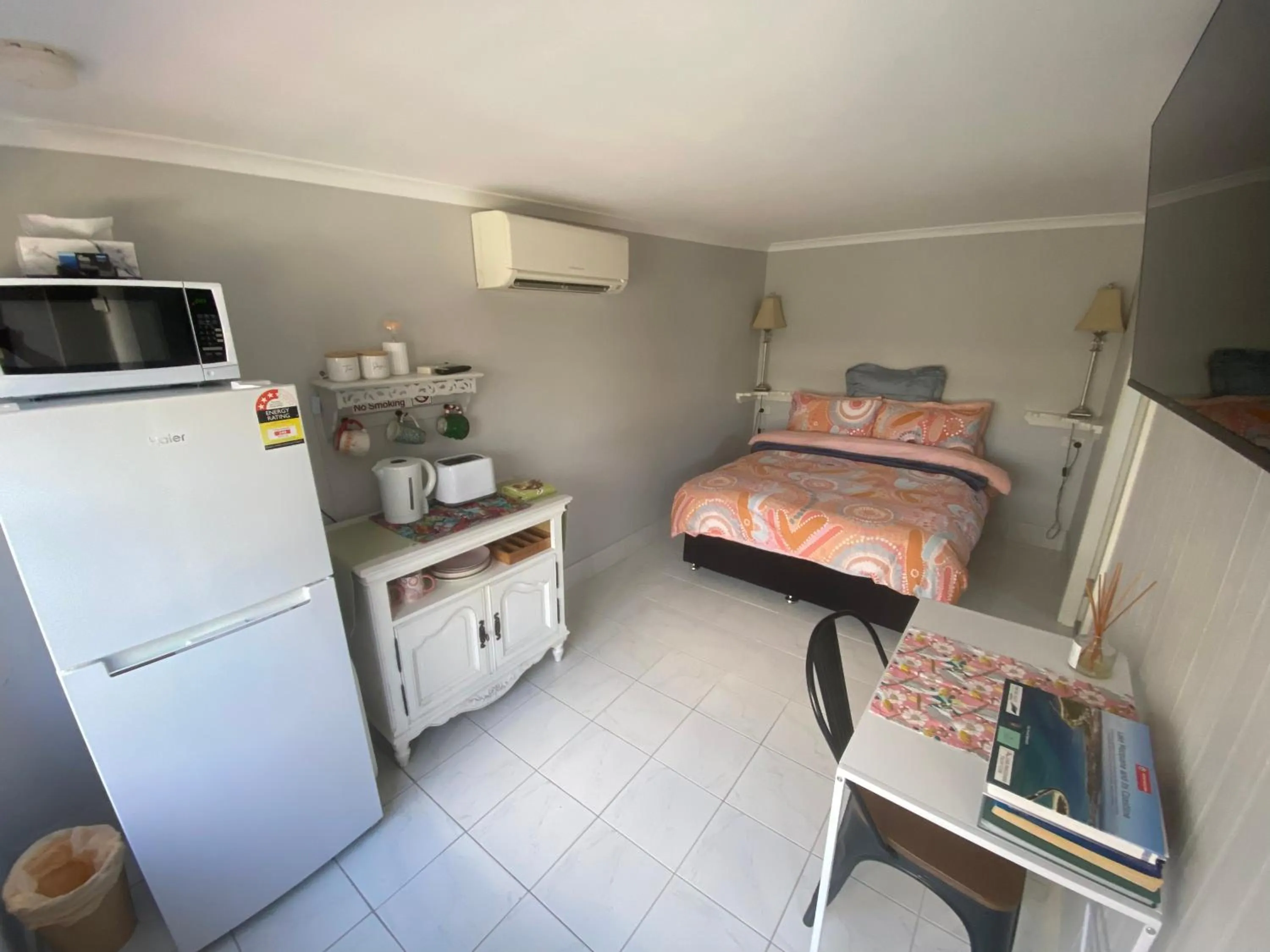 Bed in Churchill's B&B twin spa getaway Studio