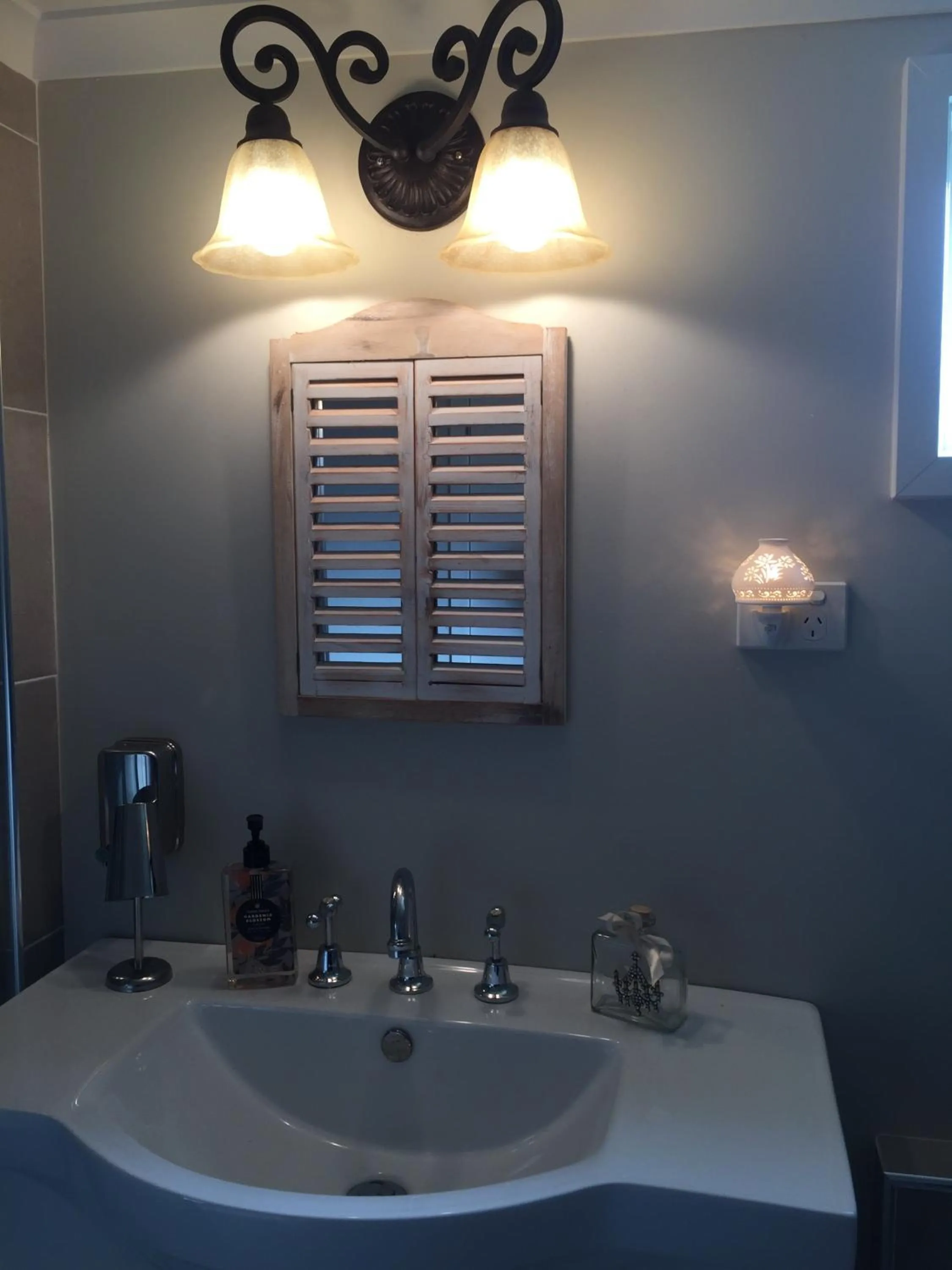 Bathroom in Churchill's B&B twin spa getaway Studio