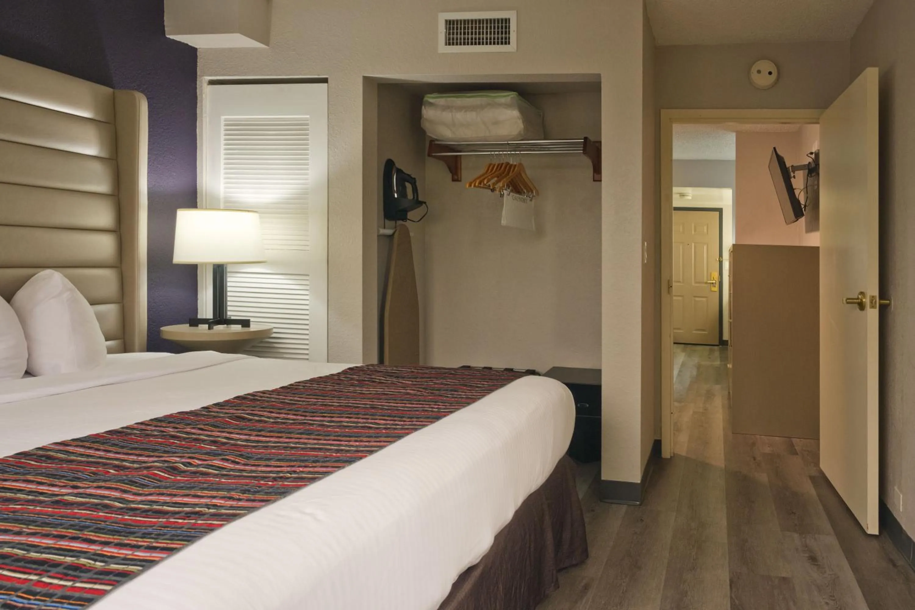 Bedroom, Bed in The Palms Inn & Suites Miami, Kendall, FL