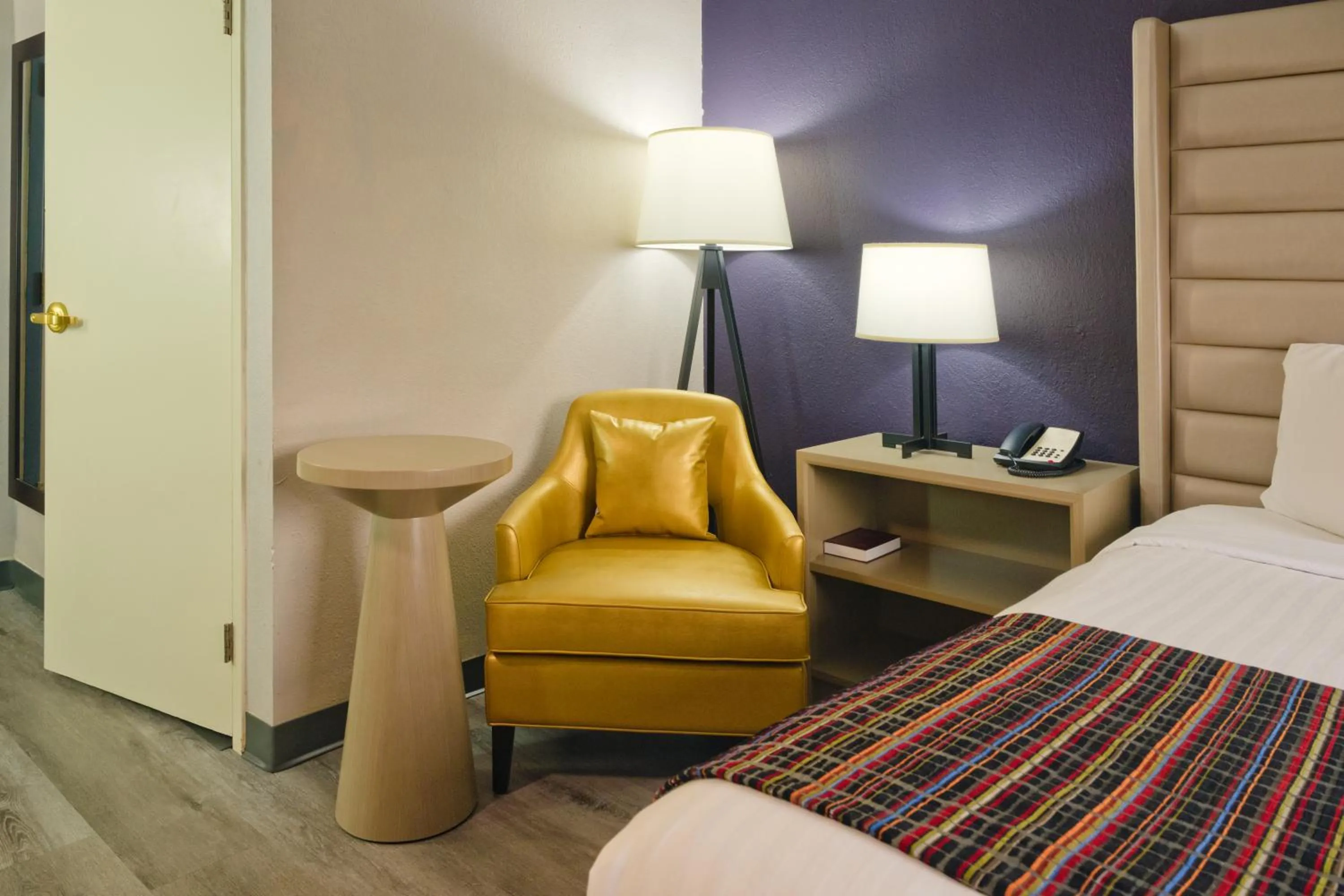 Seating area, Bed in The Palms Inn & Suites Miami, Kendall, FL