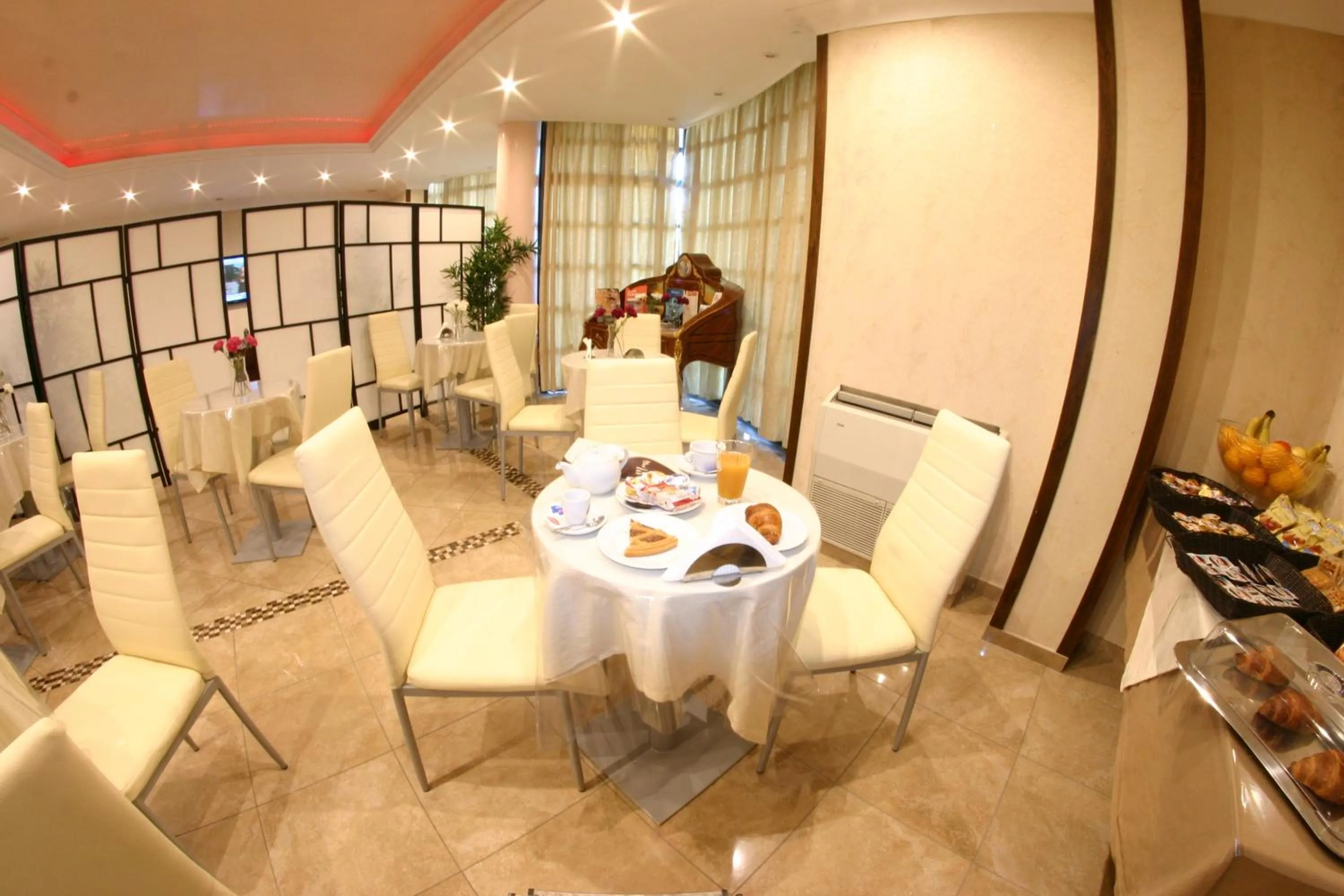 Breakfast in Hotel Chic