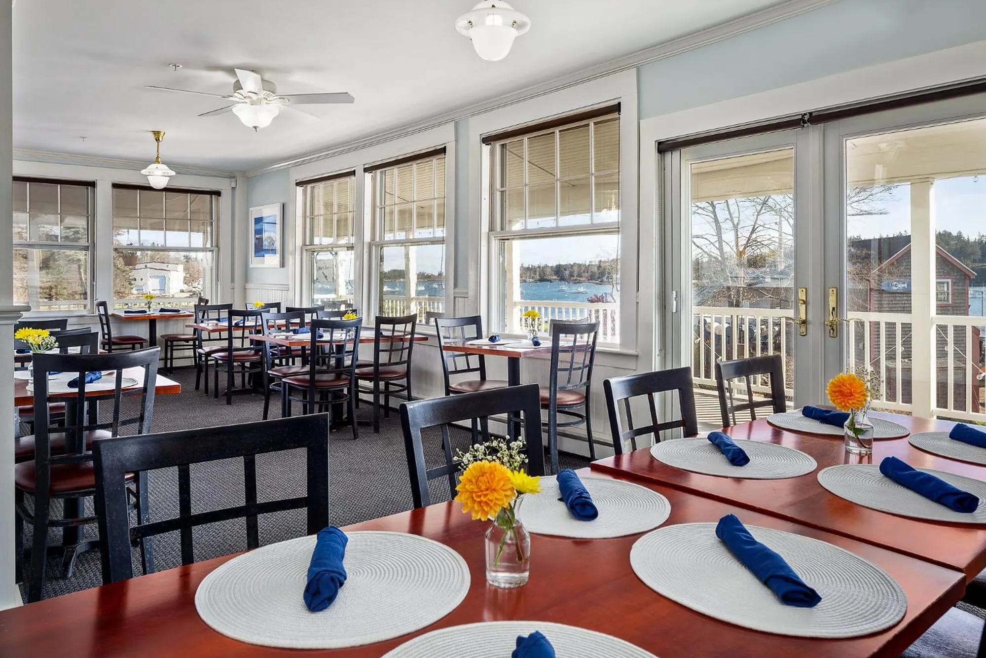 Restaurant/places to eat in East Wind Inn & Suites