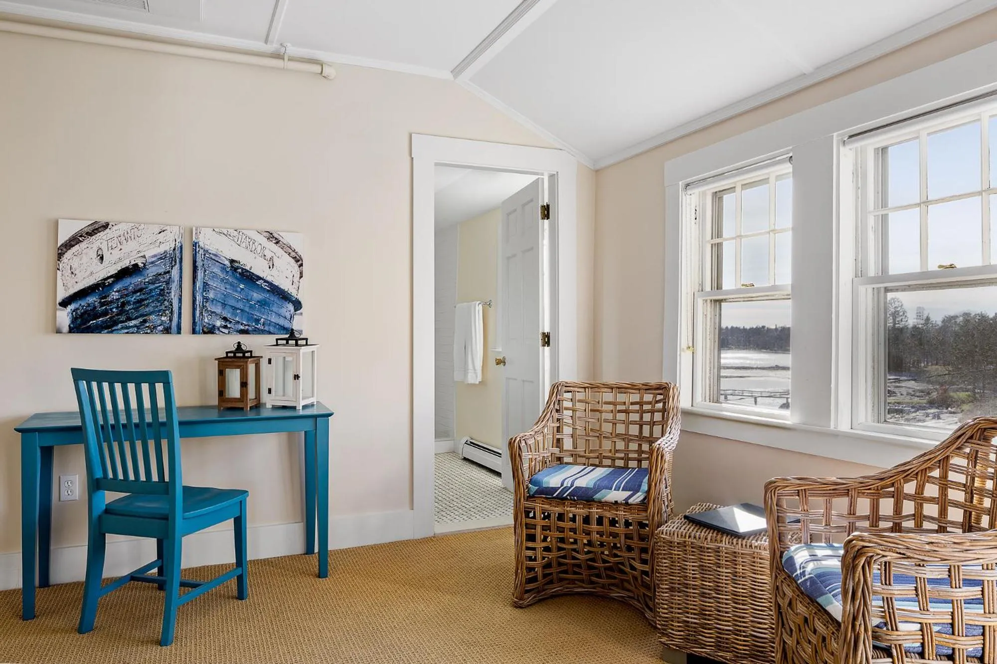 Living room in East Wind Inn & Suites