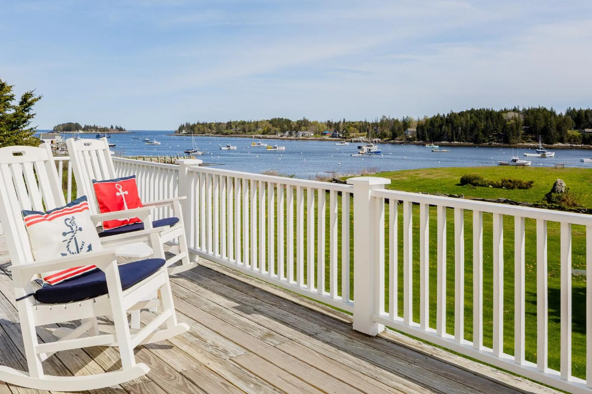 Communal lounge/ TV room in East Wind Inn & Suites