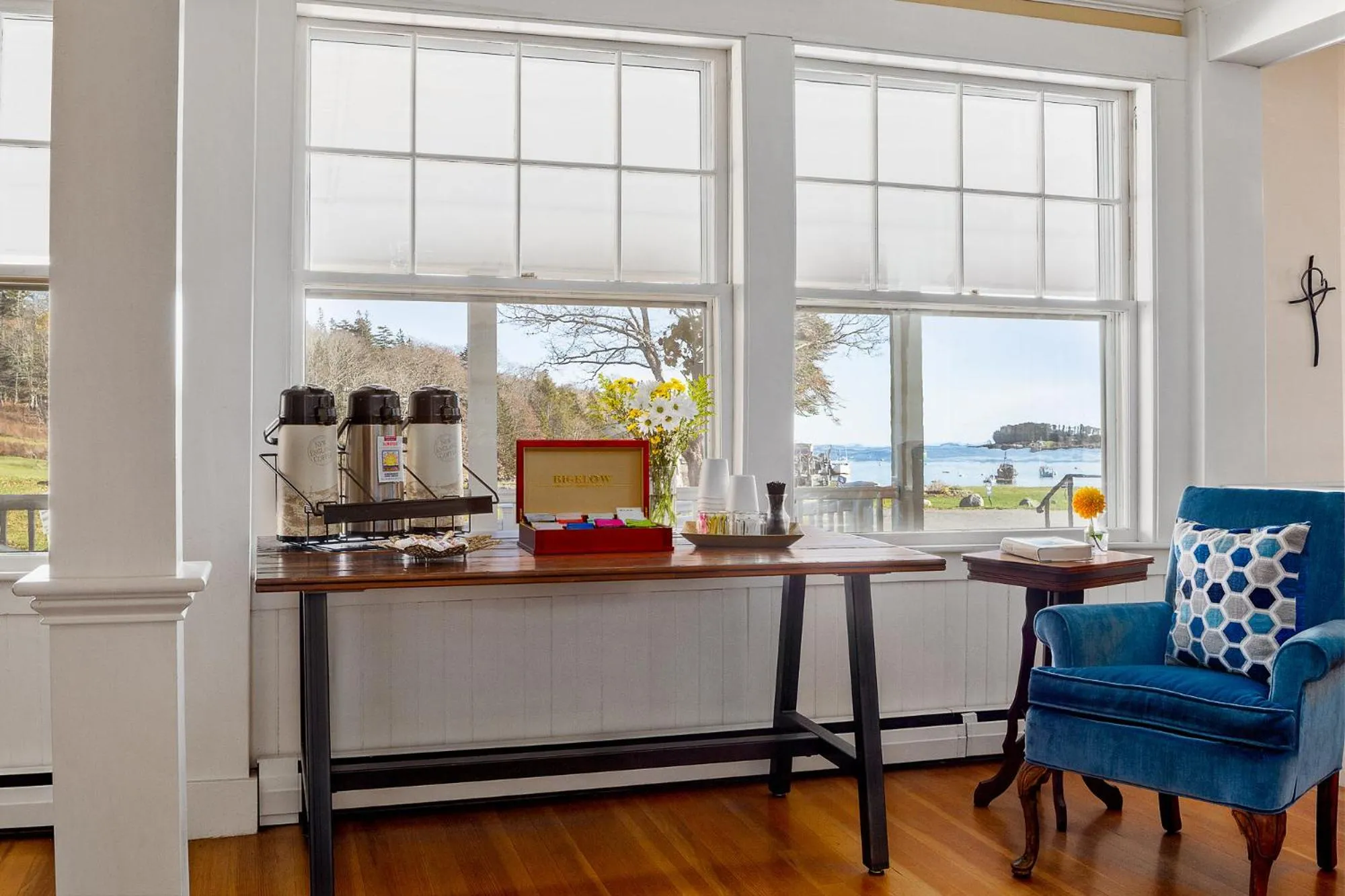 Communal lounge/ TV room in East Wind Inn & Suites