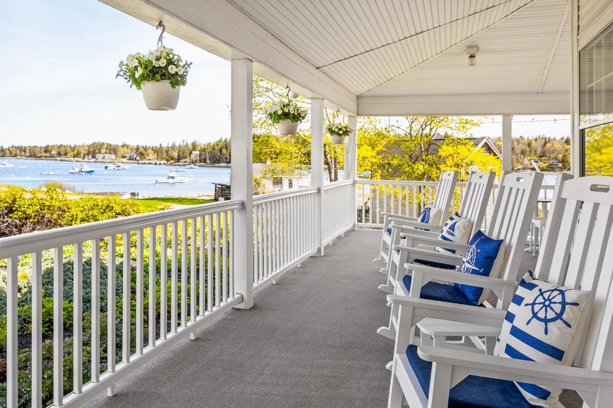 Balcony/Terrace in East Wind Inn & Suites