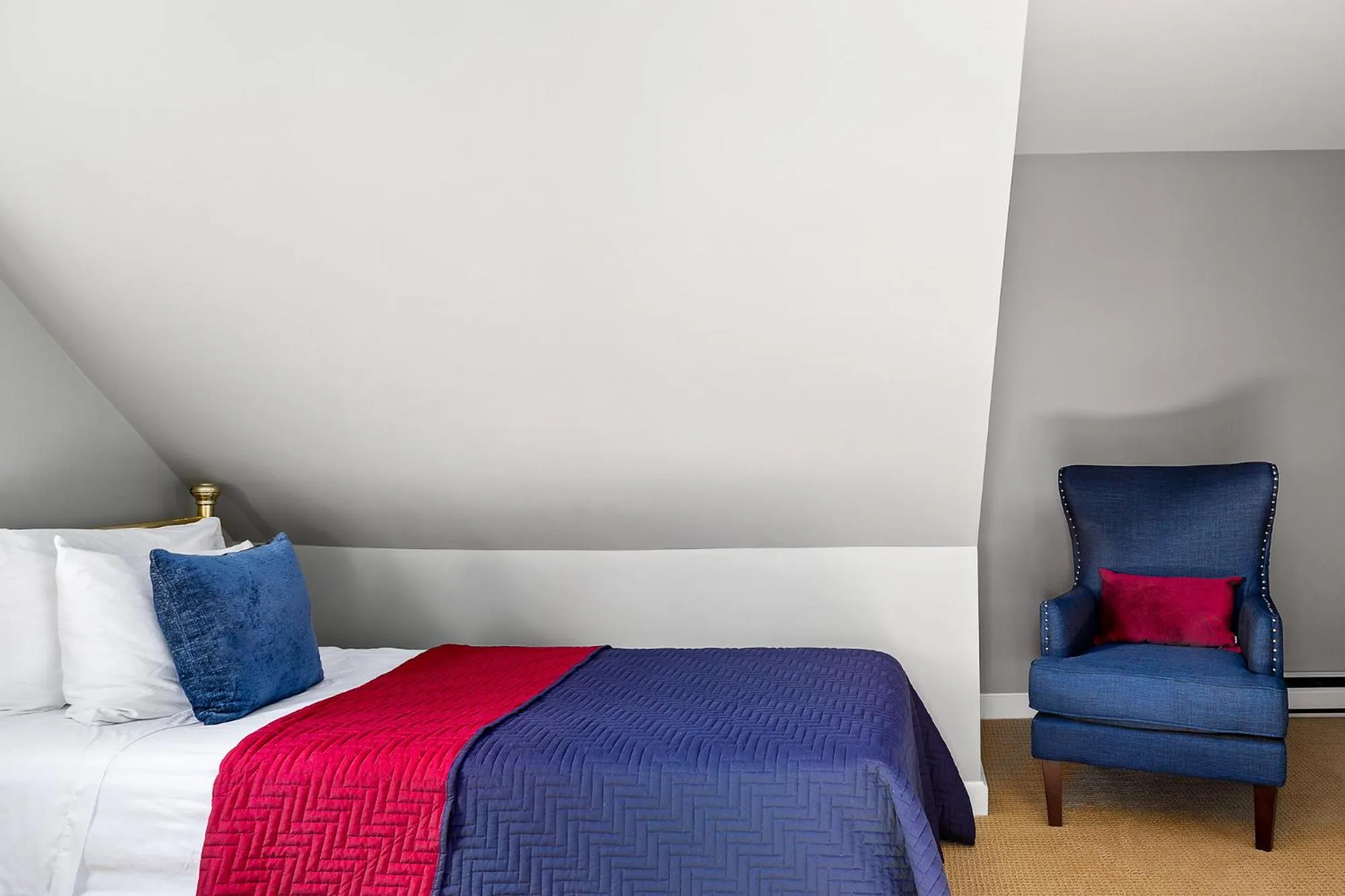 Bed in East Wind Inn & Suites