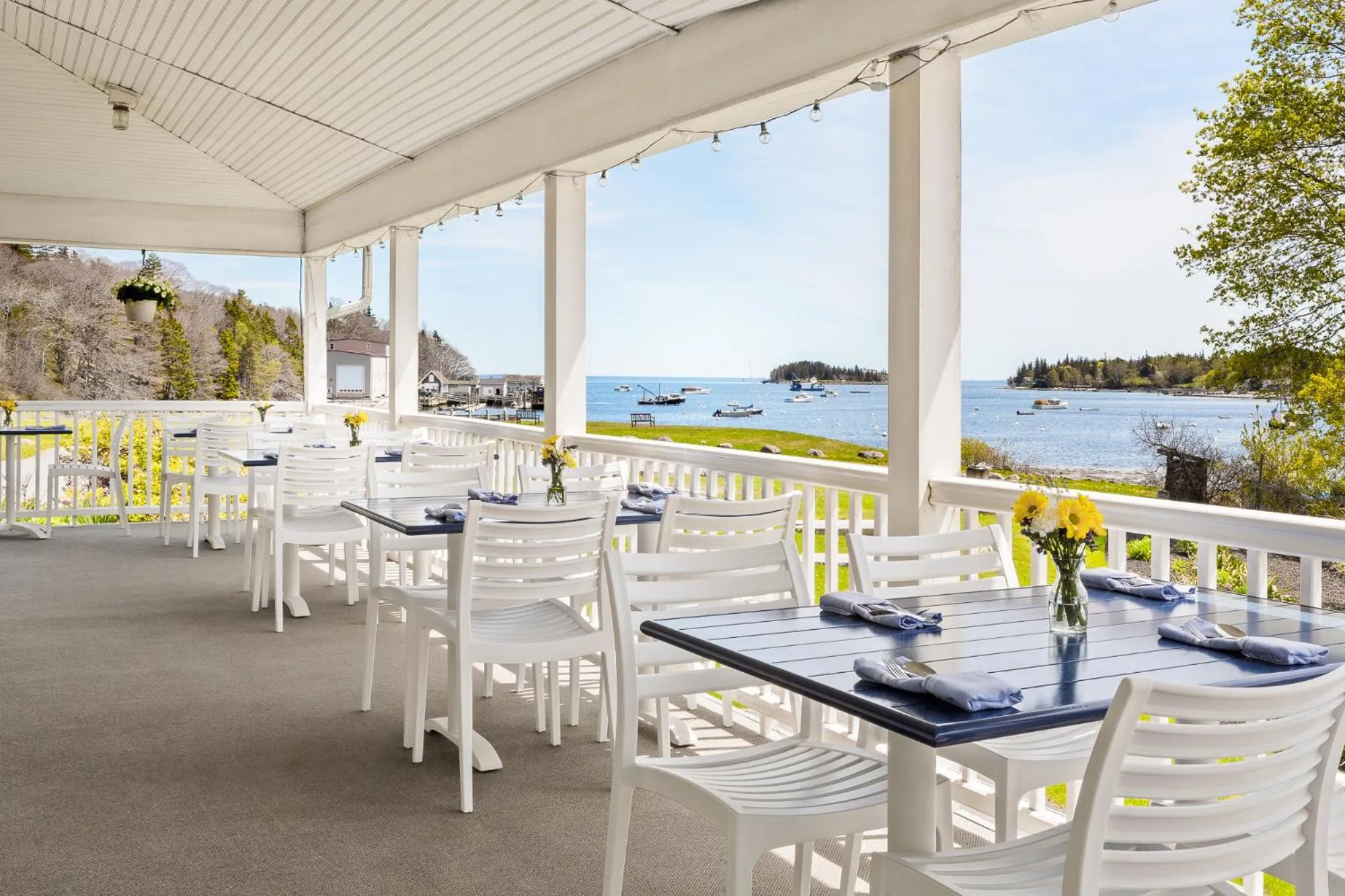 Dining area in East Wind Inn & Suites