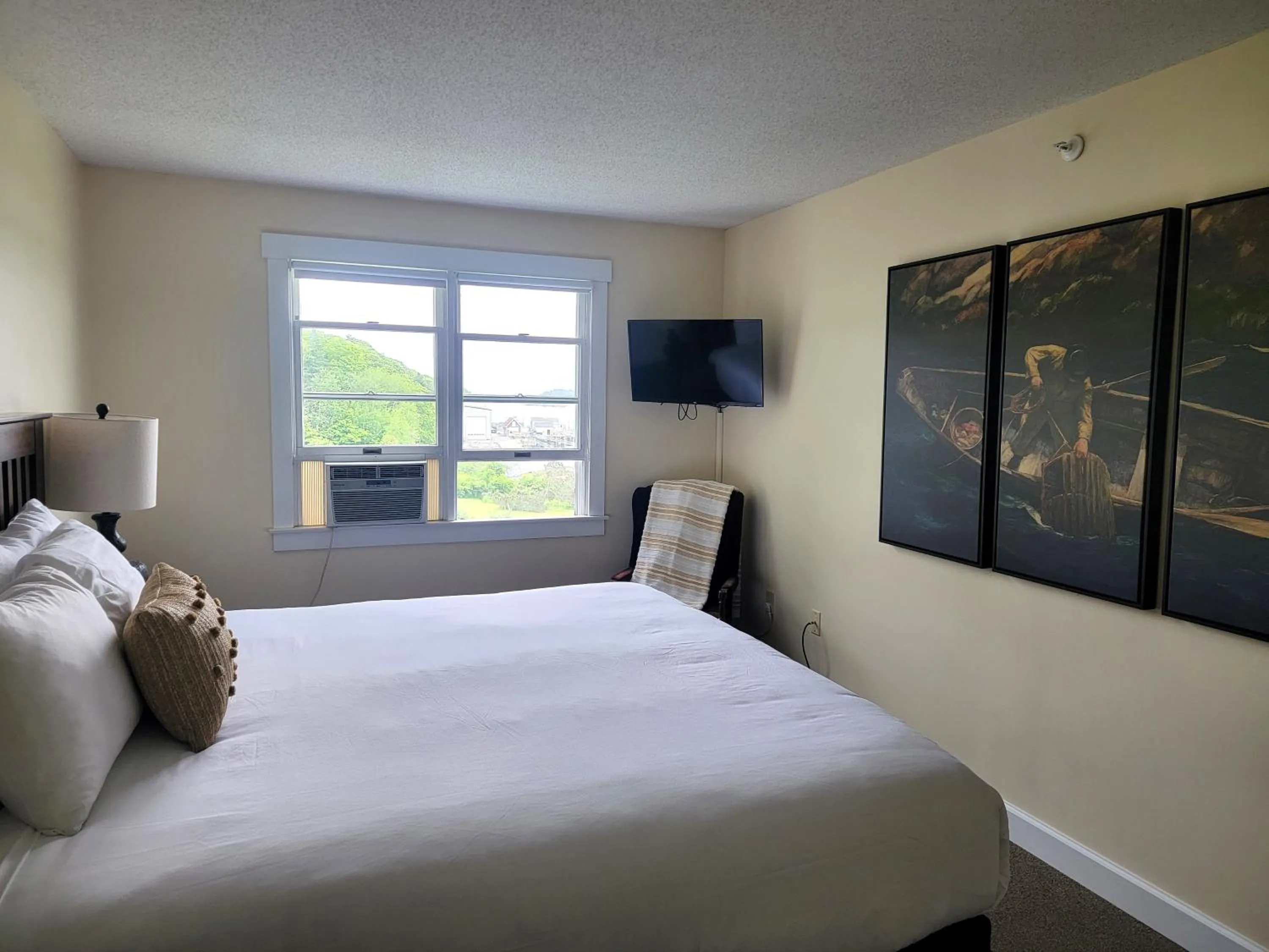 Bed in East Wind Inn & Suites