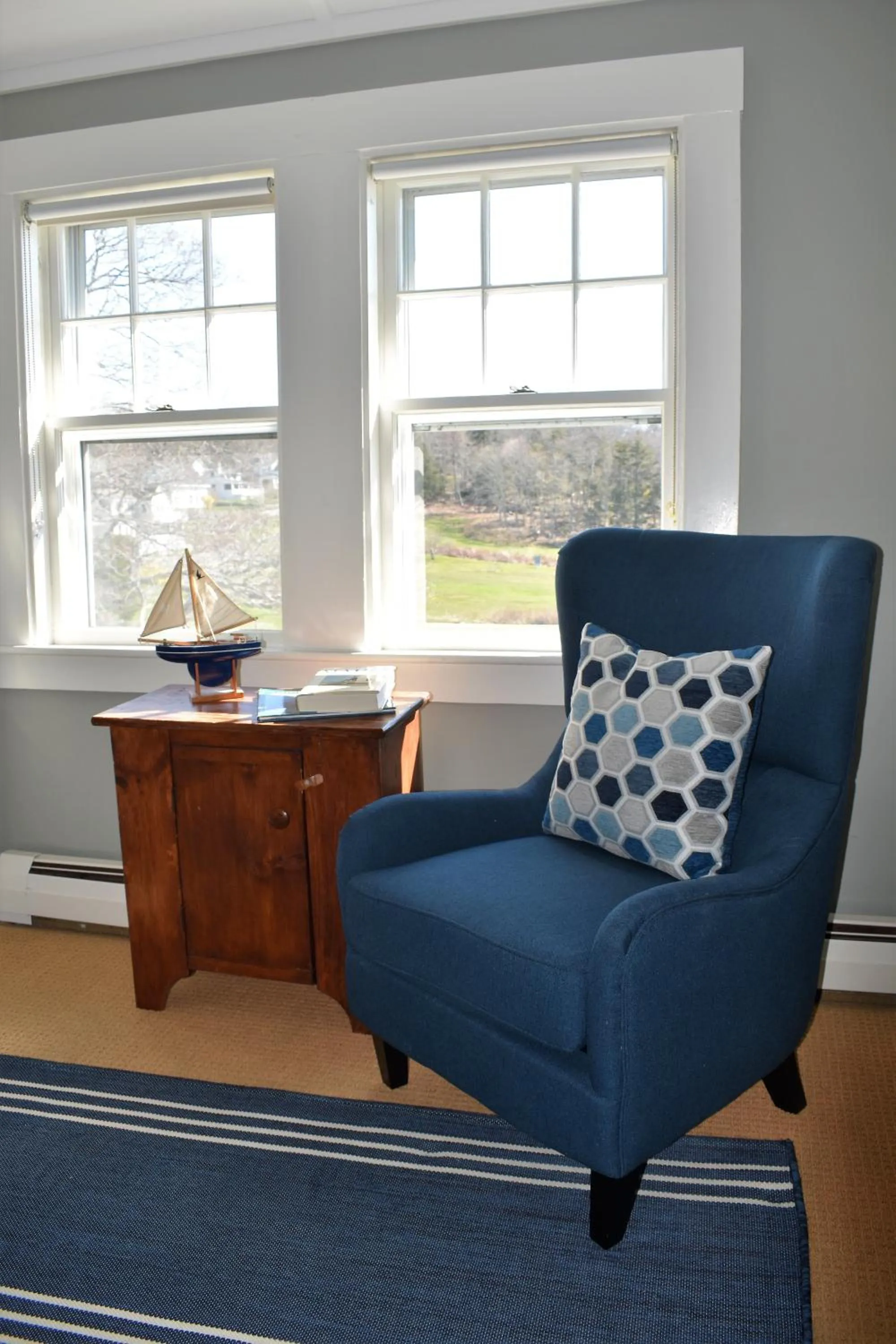 Seating area in East Wind Inn & Suites