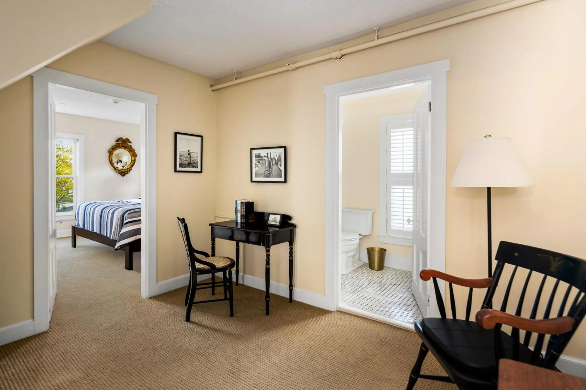 Seating area in East Wind Inn & Suites