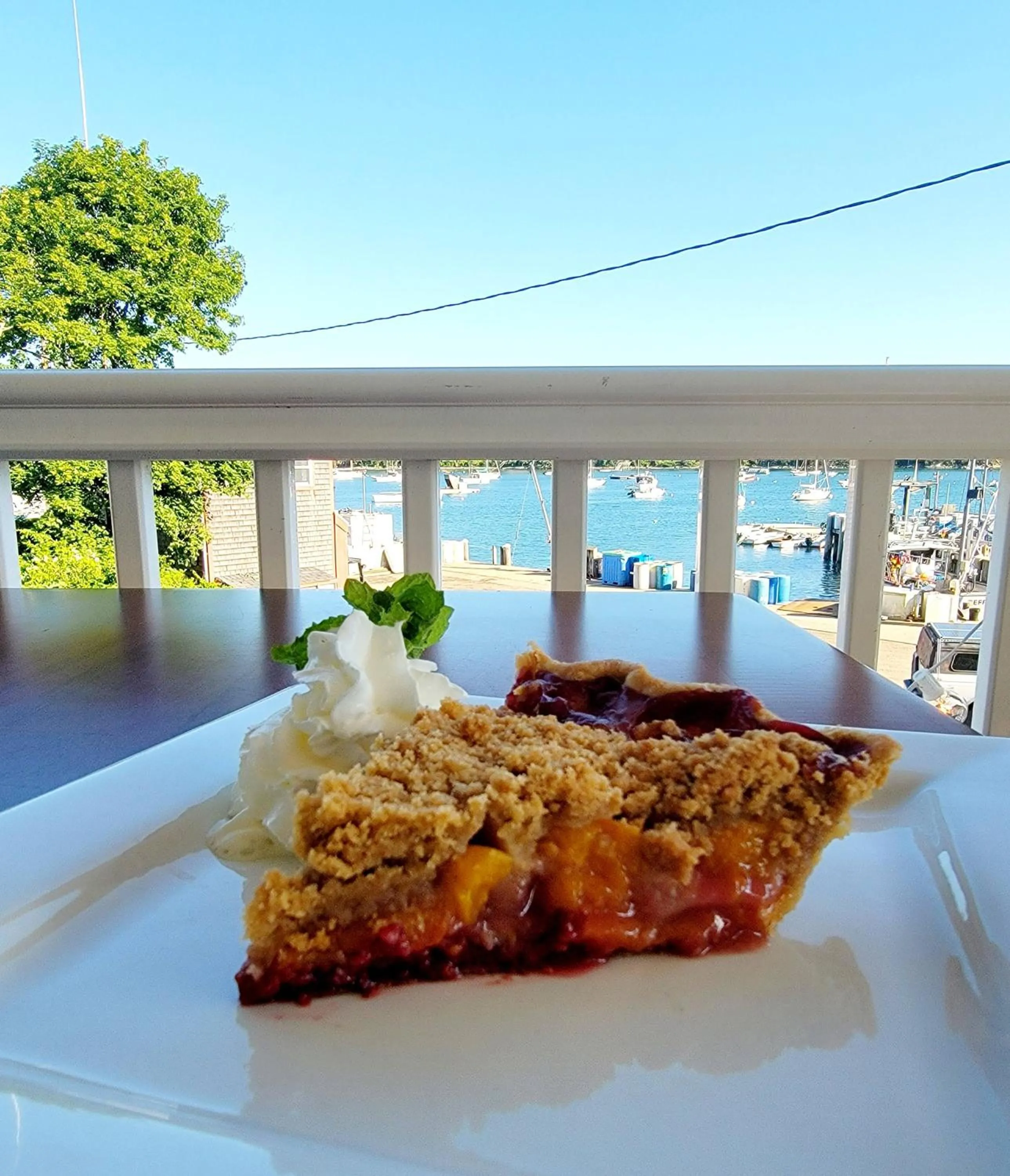 Food and drinks in East Wind Inn & Suites