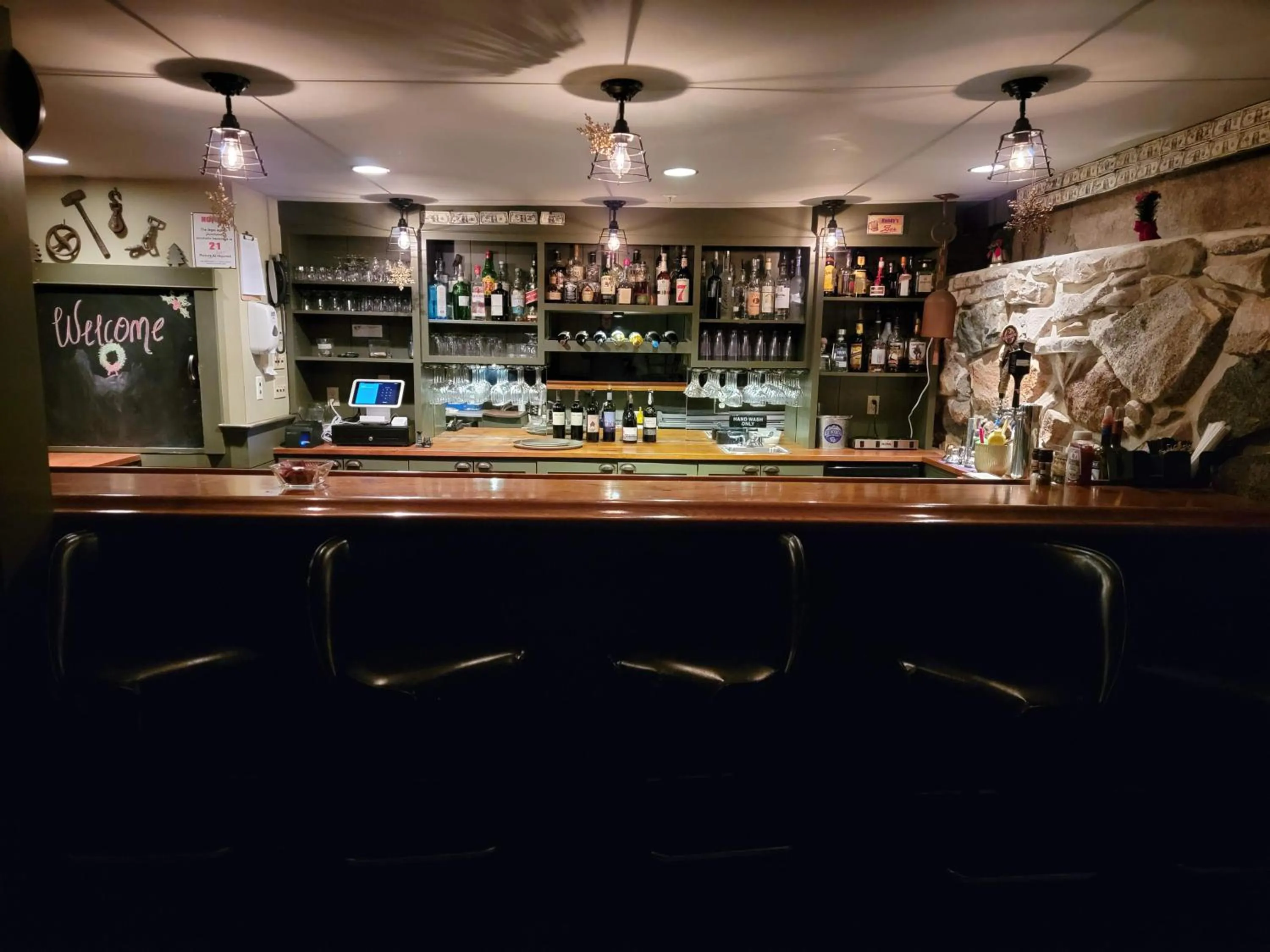 Restaurant/places to eat in East Wind Inn & Suites