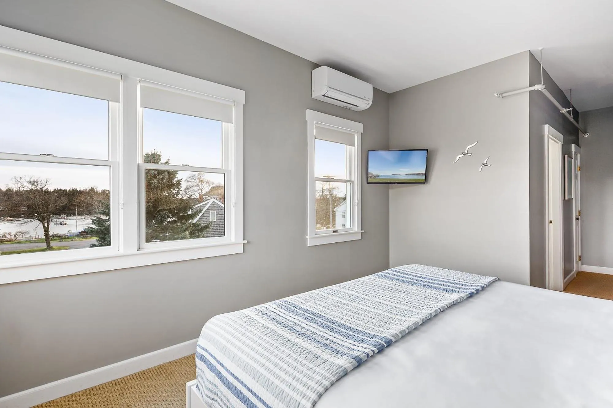 Bed in East Wind Inn & Suites