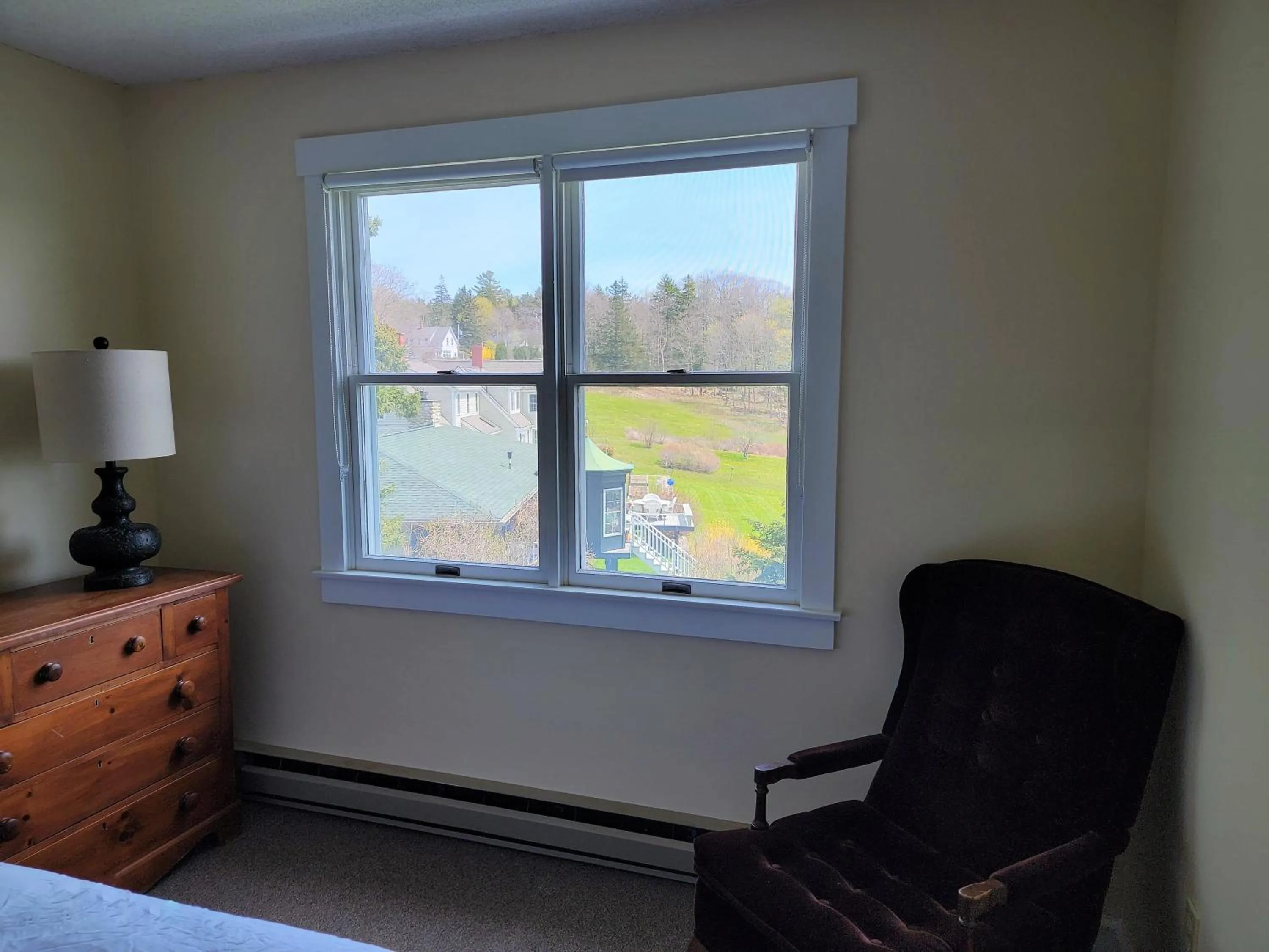 Seating area in East Wind Inn & Suites