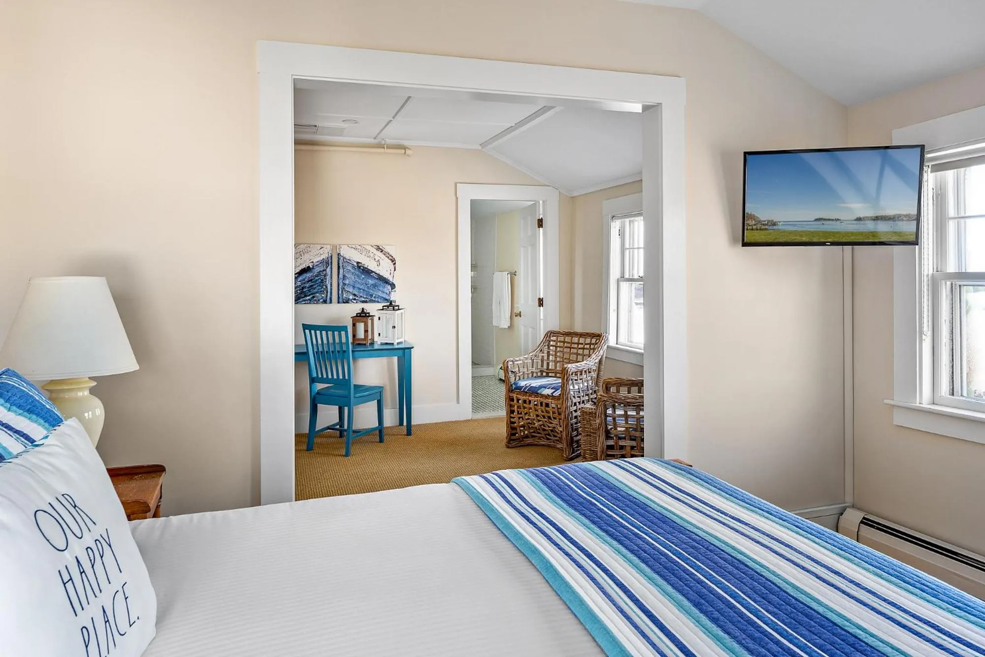 TV and multimedia in East Wind Inn & Suites