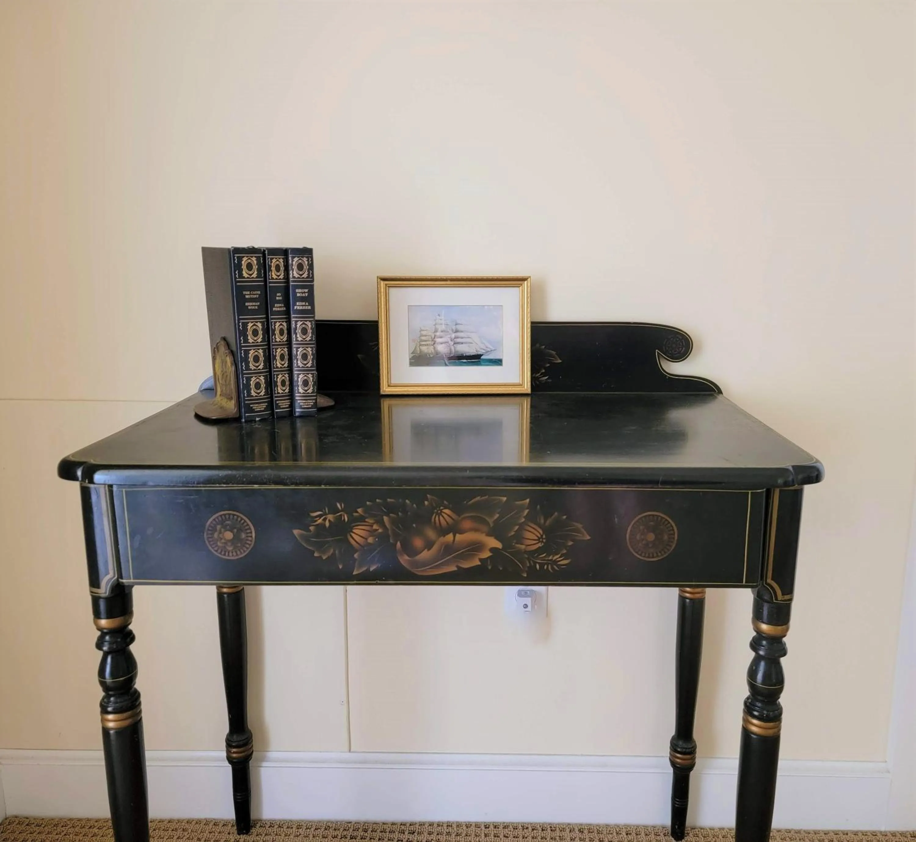 Seating area in East Wind Inn & Suites