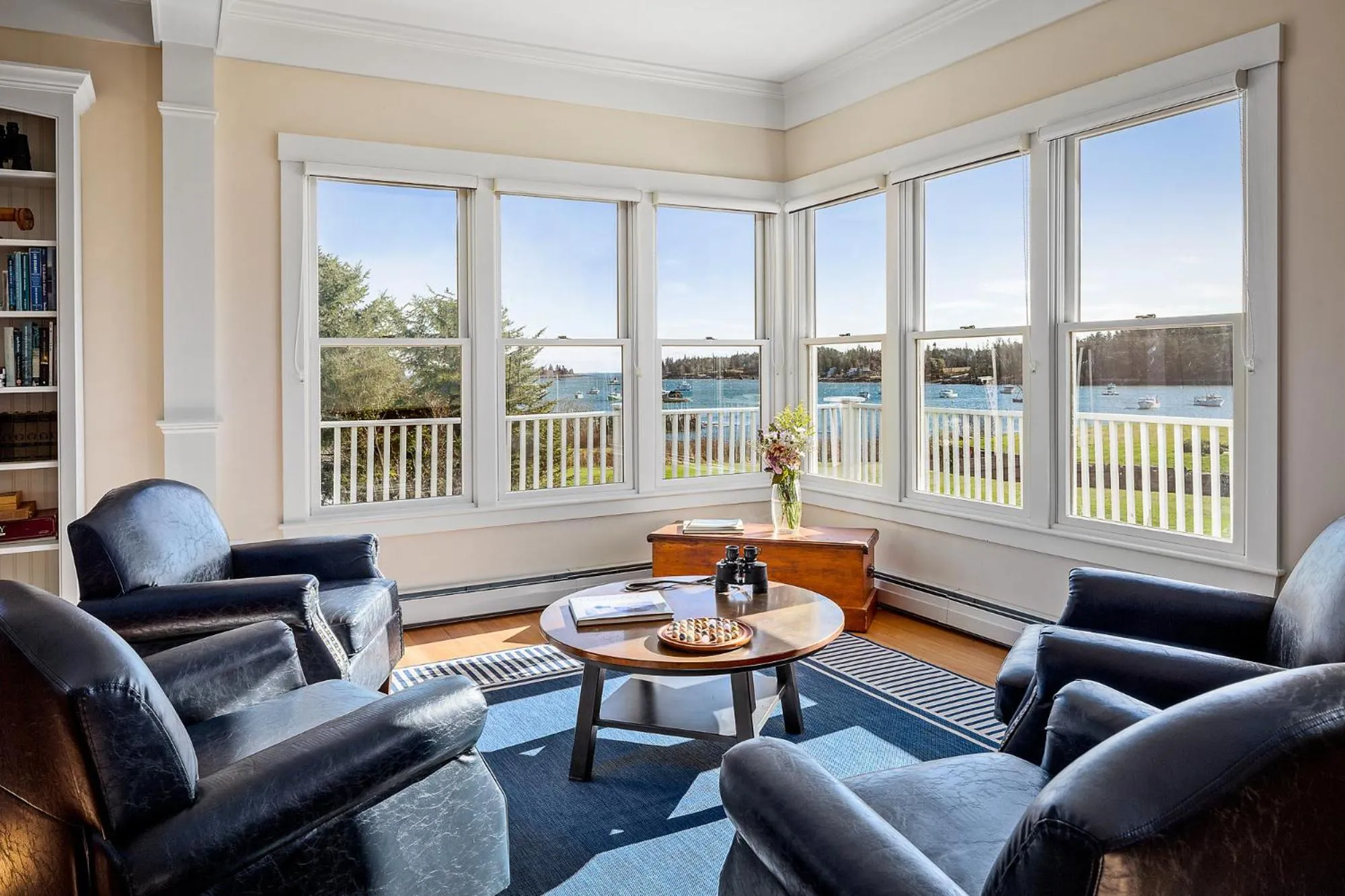 Communal lounge/ TV room in East Wind Inn & Suites