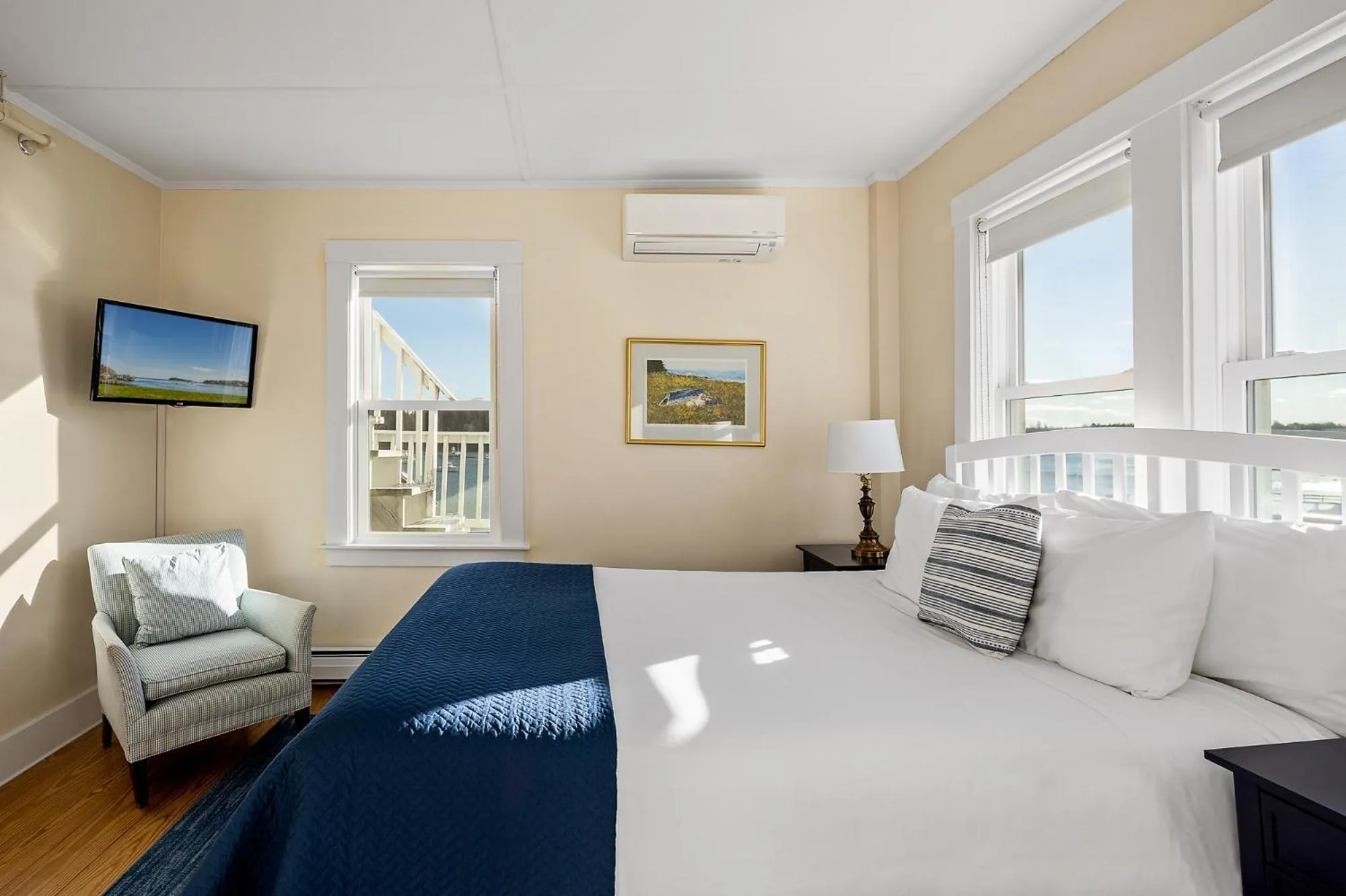 TV and multimedia in East Wind Inn & Suites