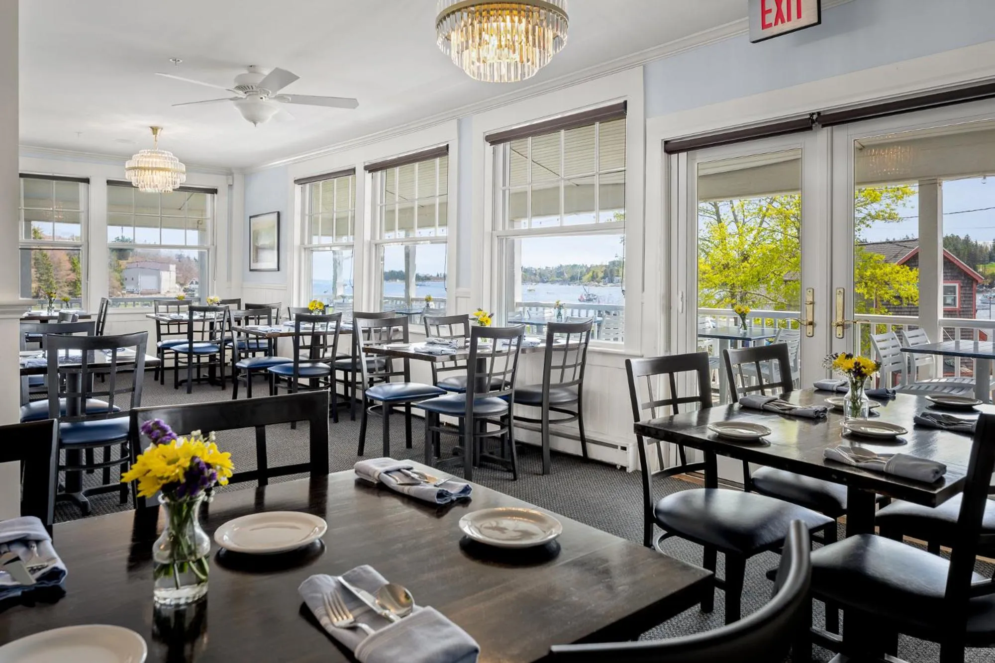 Dining area in East Wind Inn & Suites