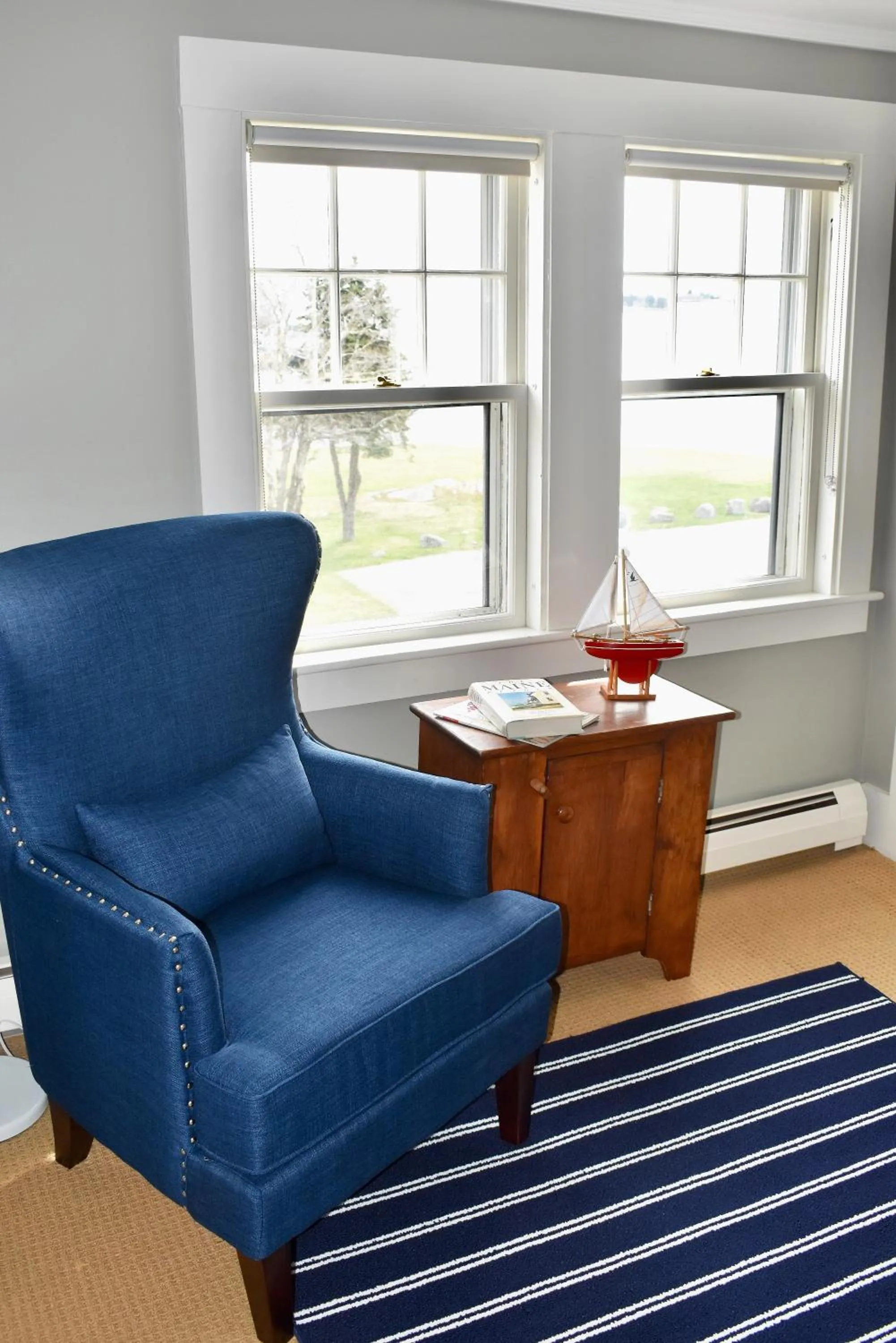 Seating area in East Wind Inn & Suites