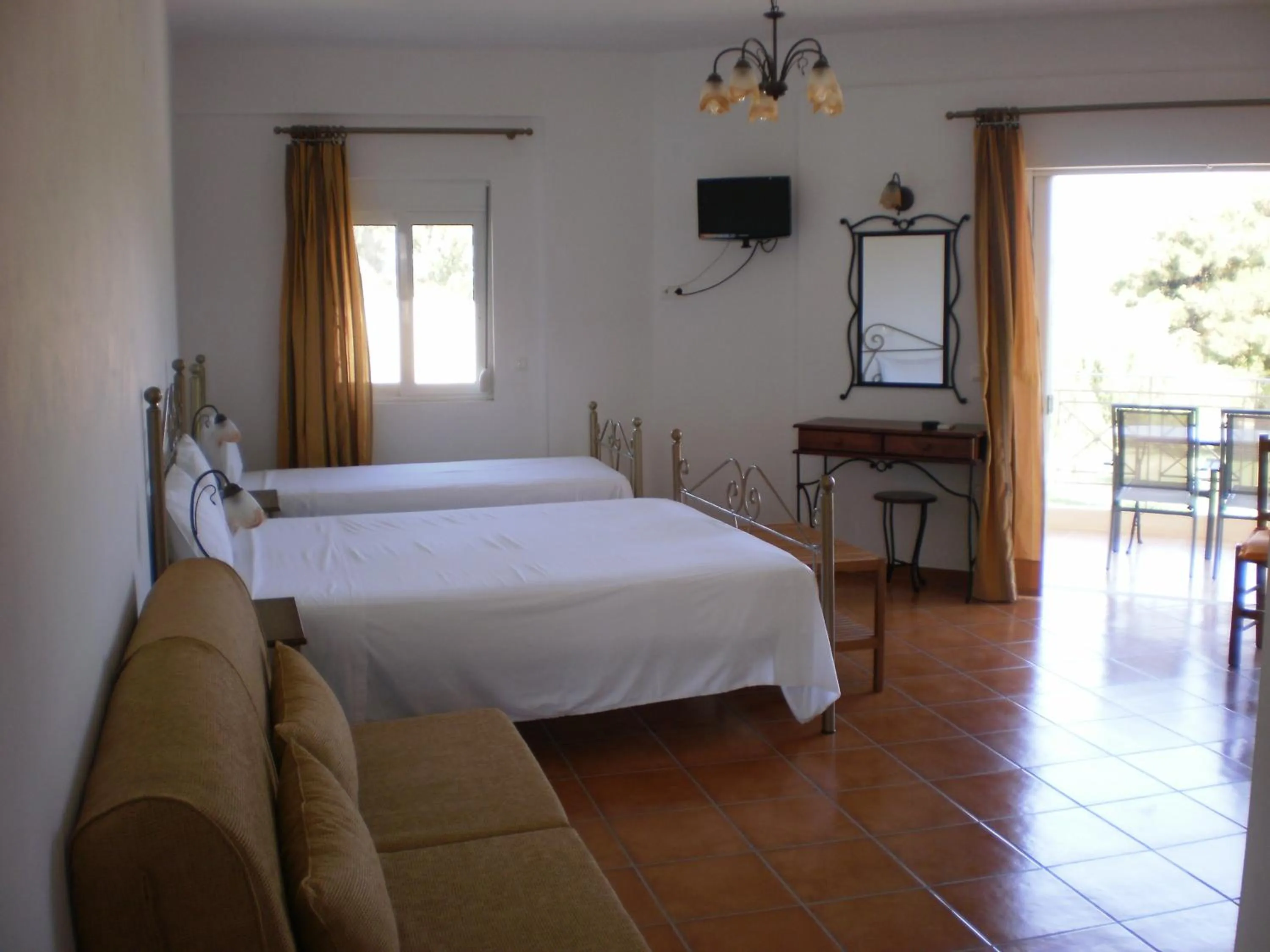 Photo of the whole room, Bed in Kasimis