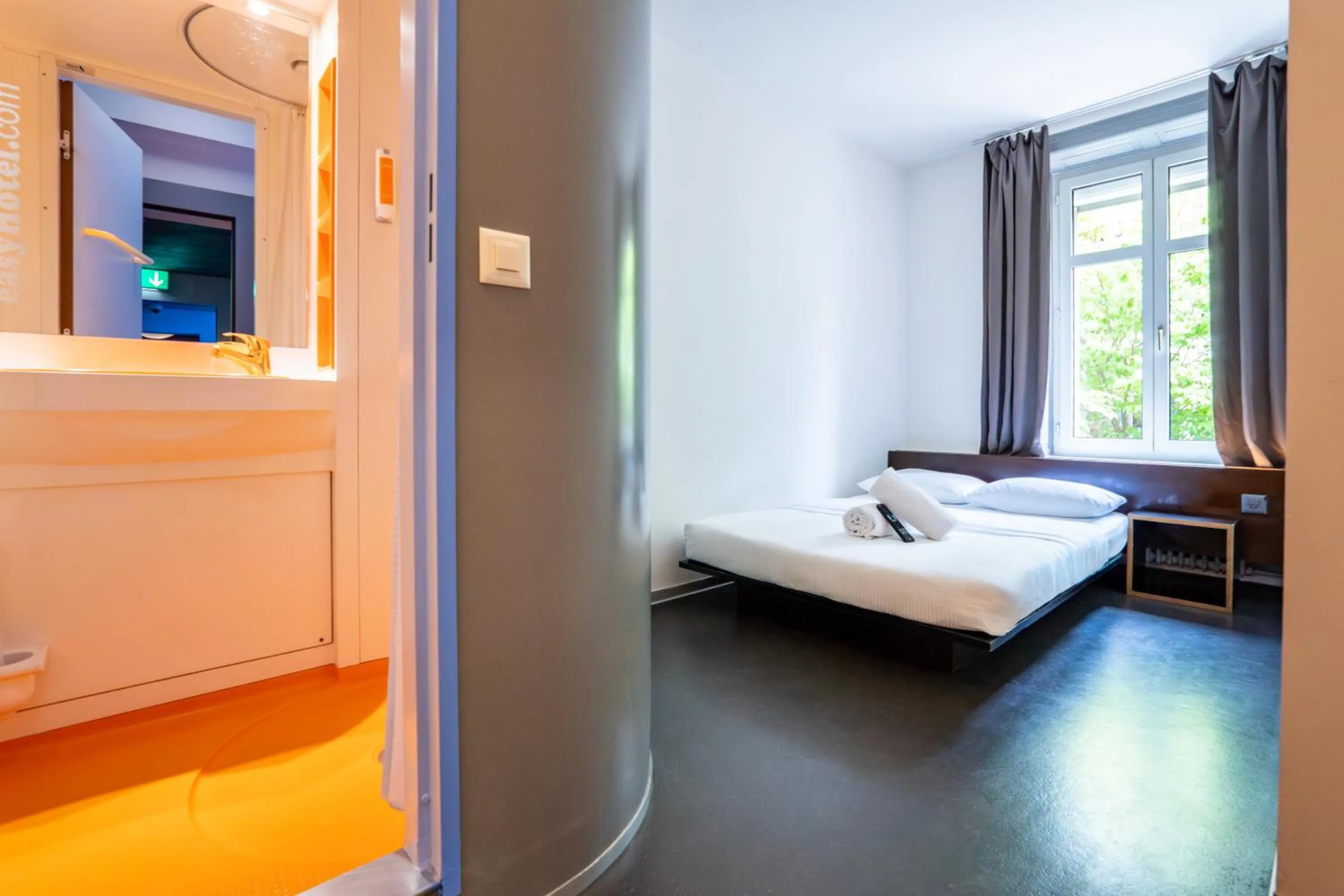 Bedroom, Bed in easyHotel Zürich City Centre