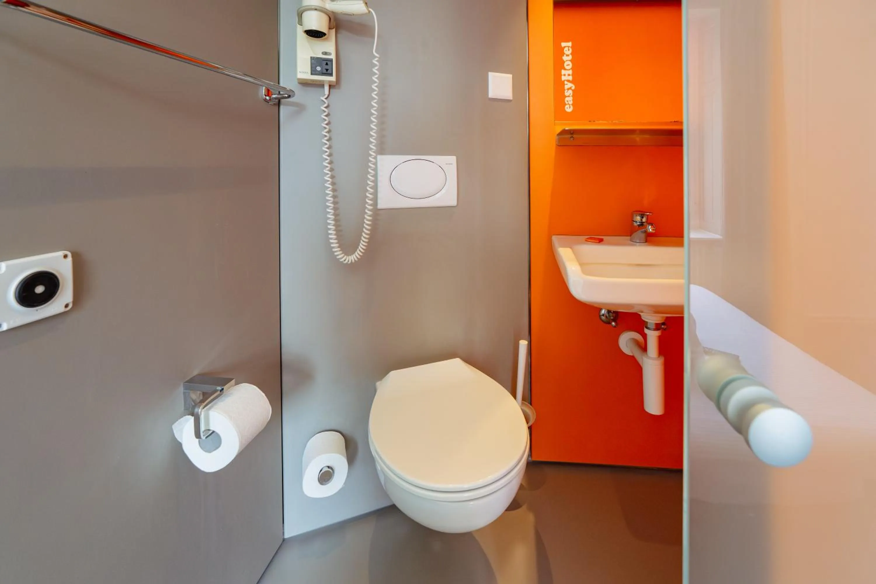 Toilet in easyHotel Zürich City Centre