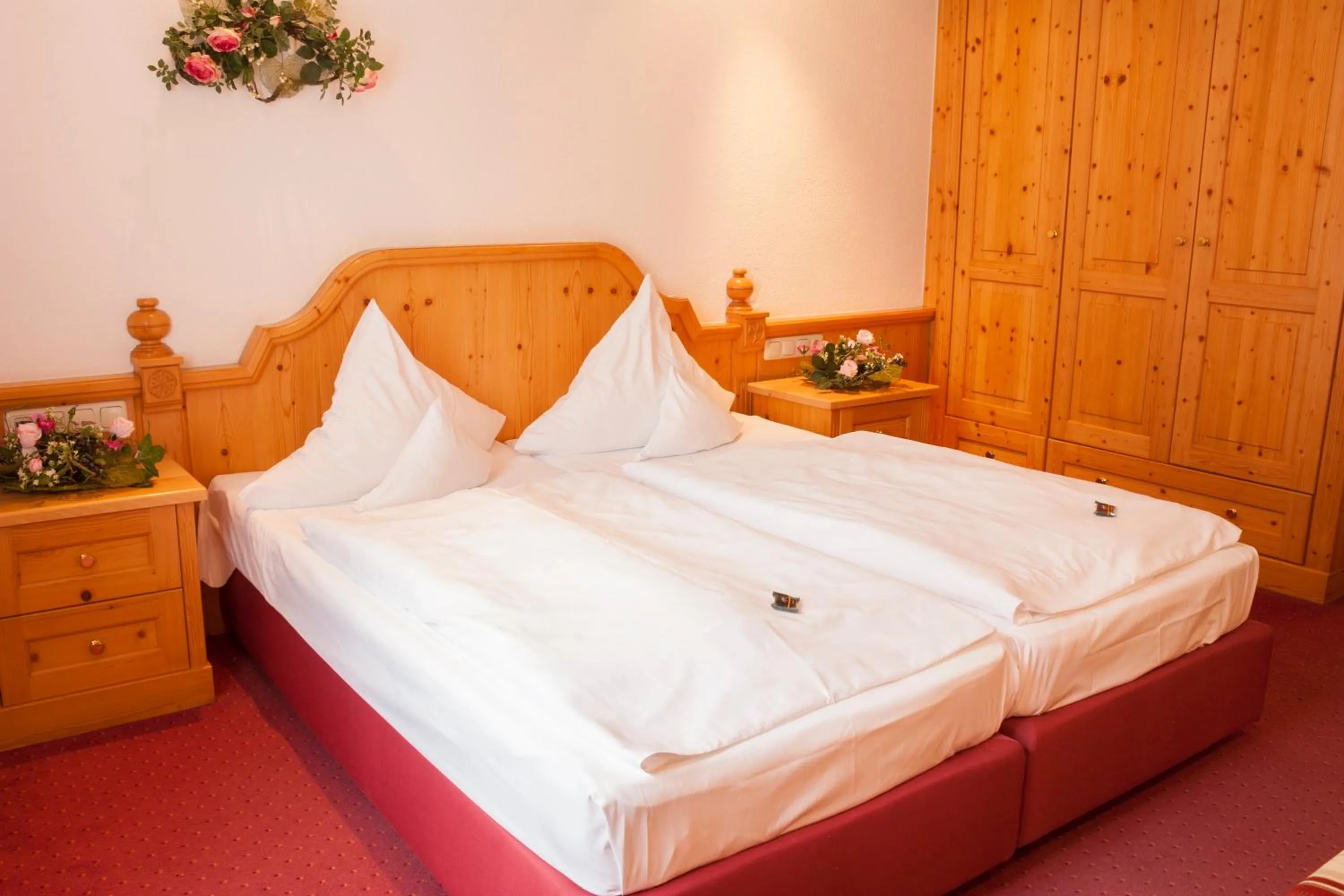 Photo of the whole room, Bed in Elbhotel Bad Schandau