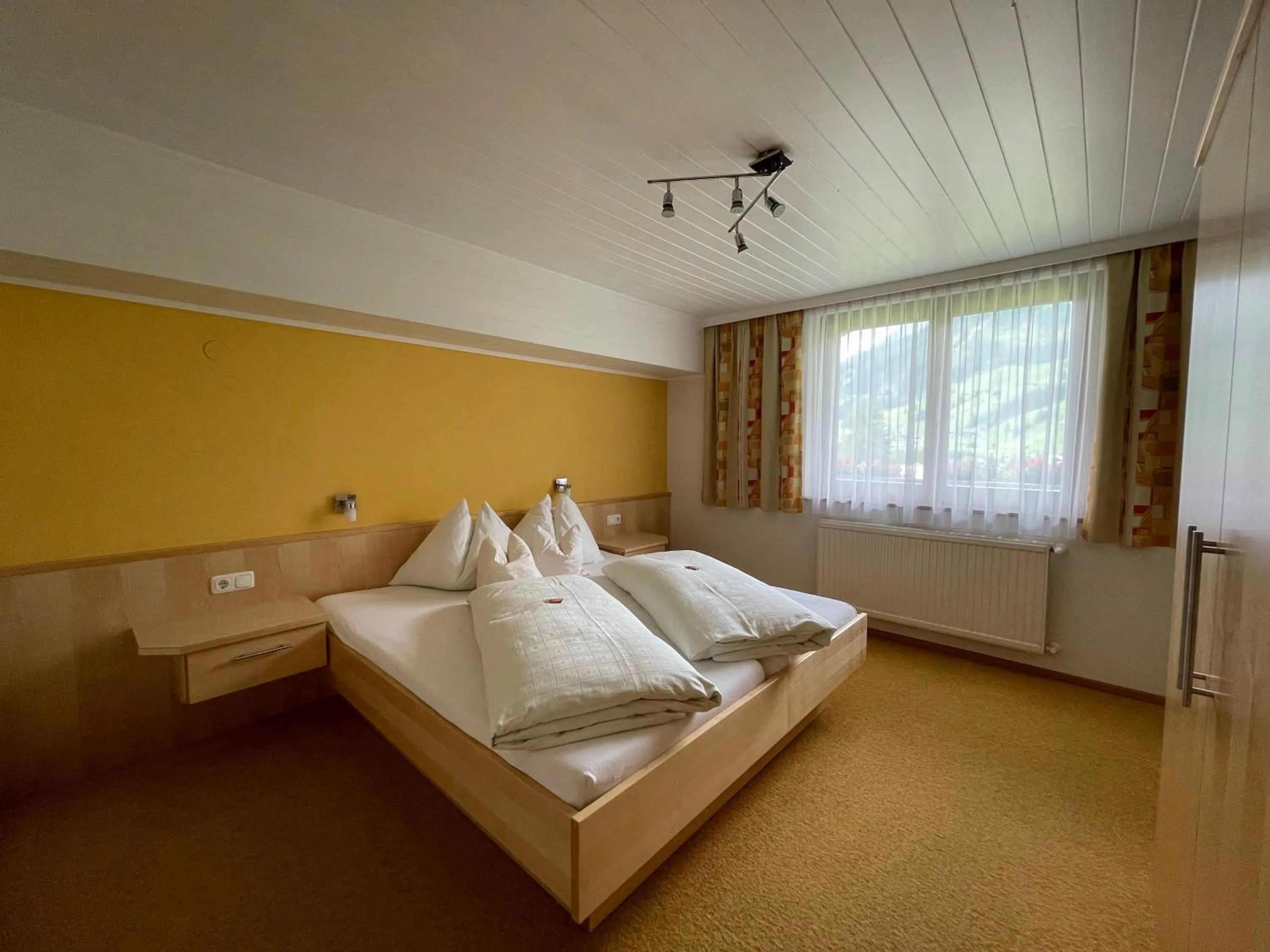 Photo of the whole room, Bed in Hotel Garni Burger