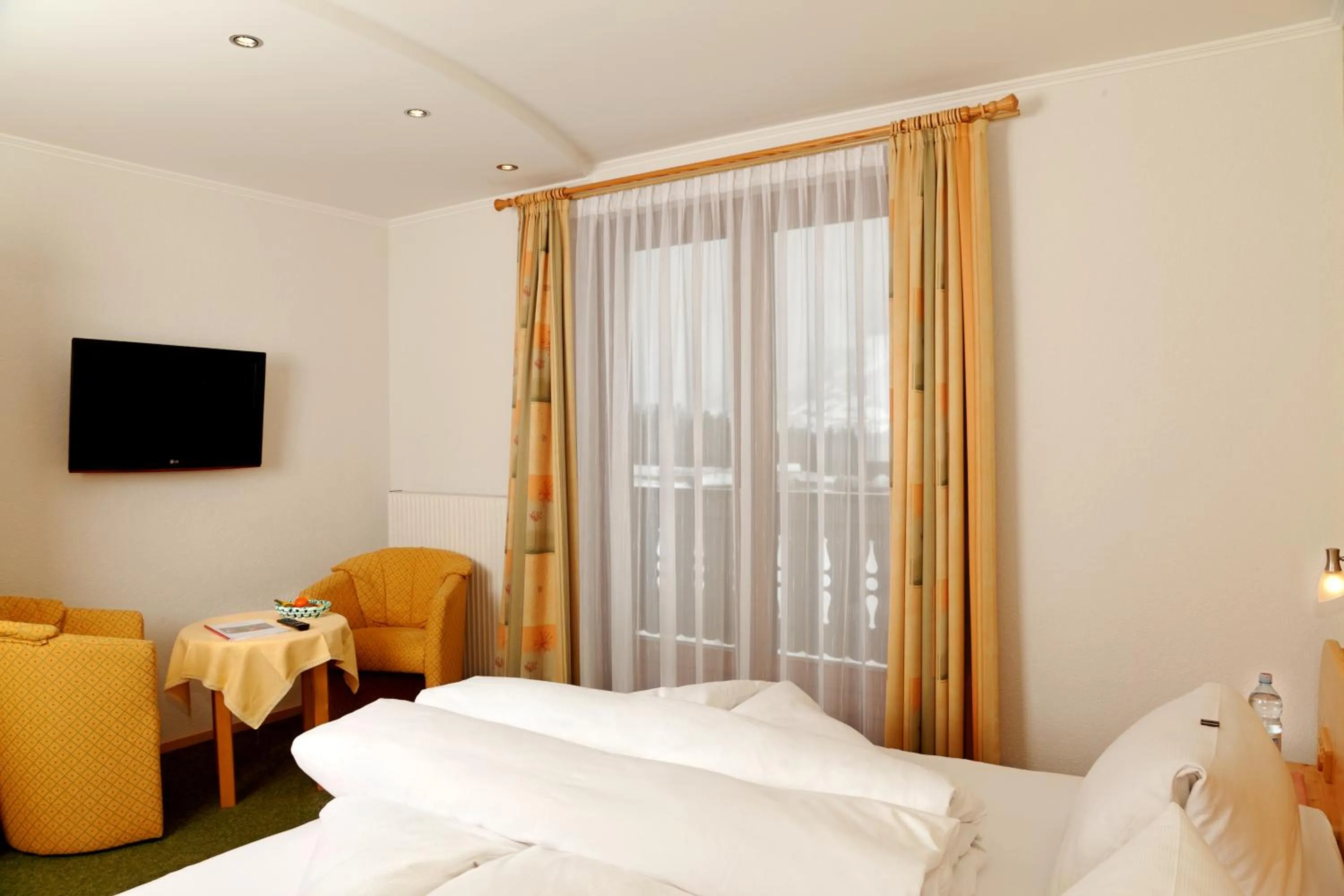 Photo of the whole room, Bed in Hotel Garni Burger