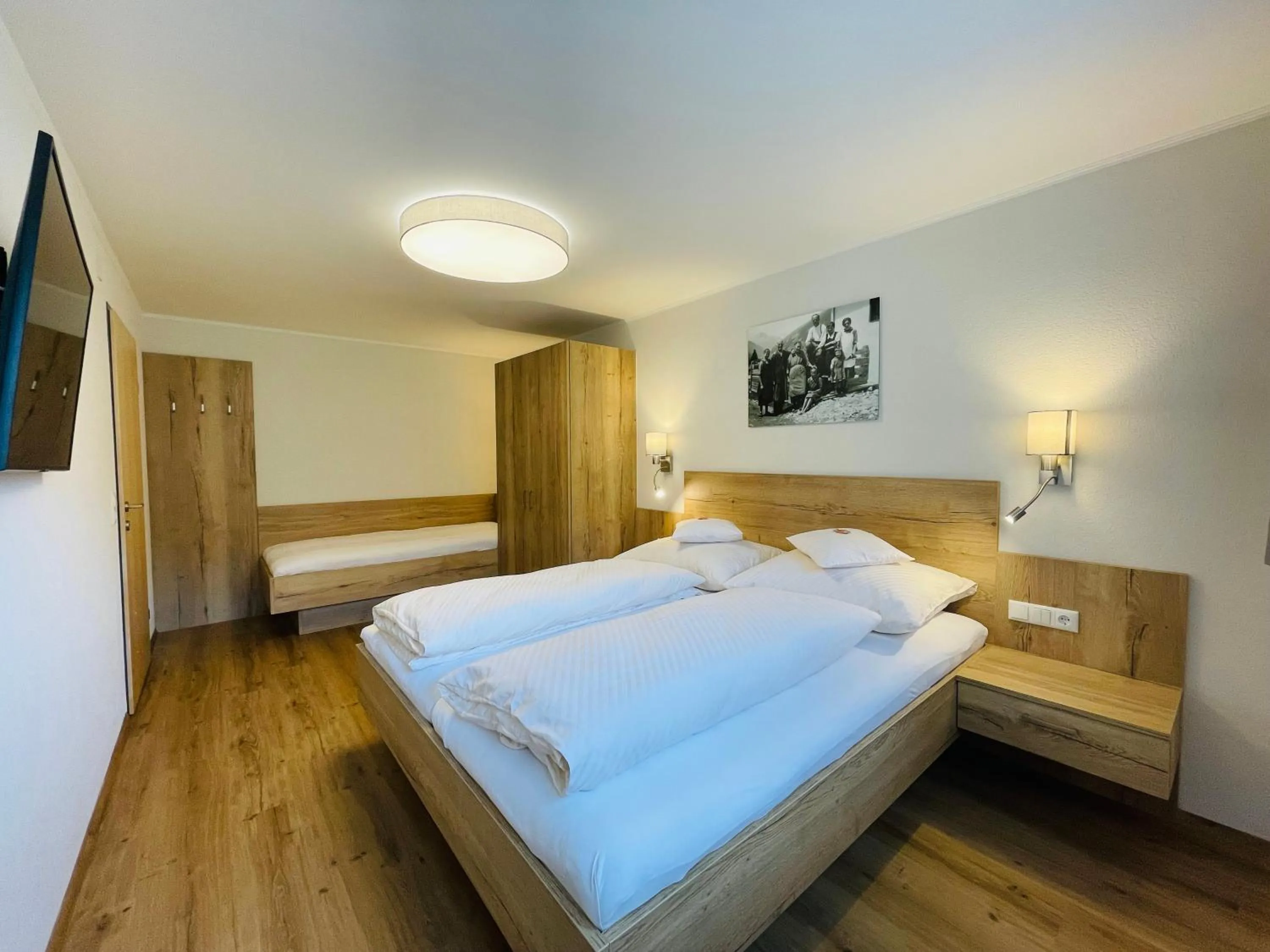 Entertainment, Bed in Hotel Garni Burger