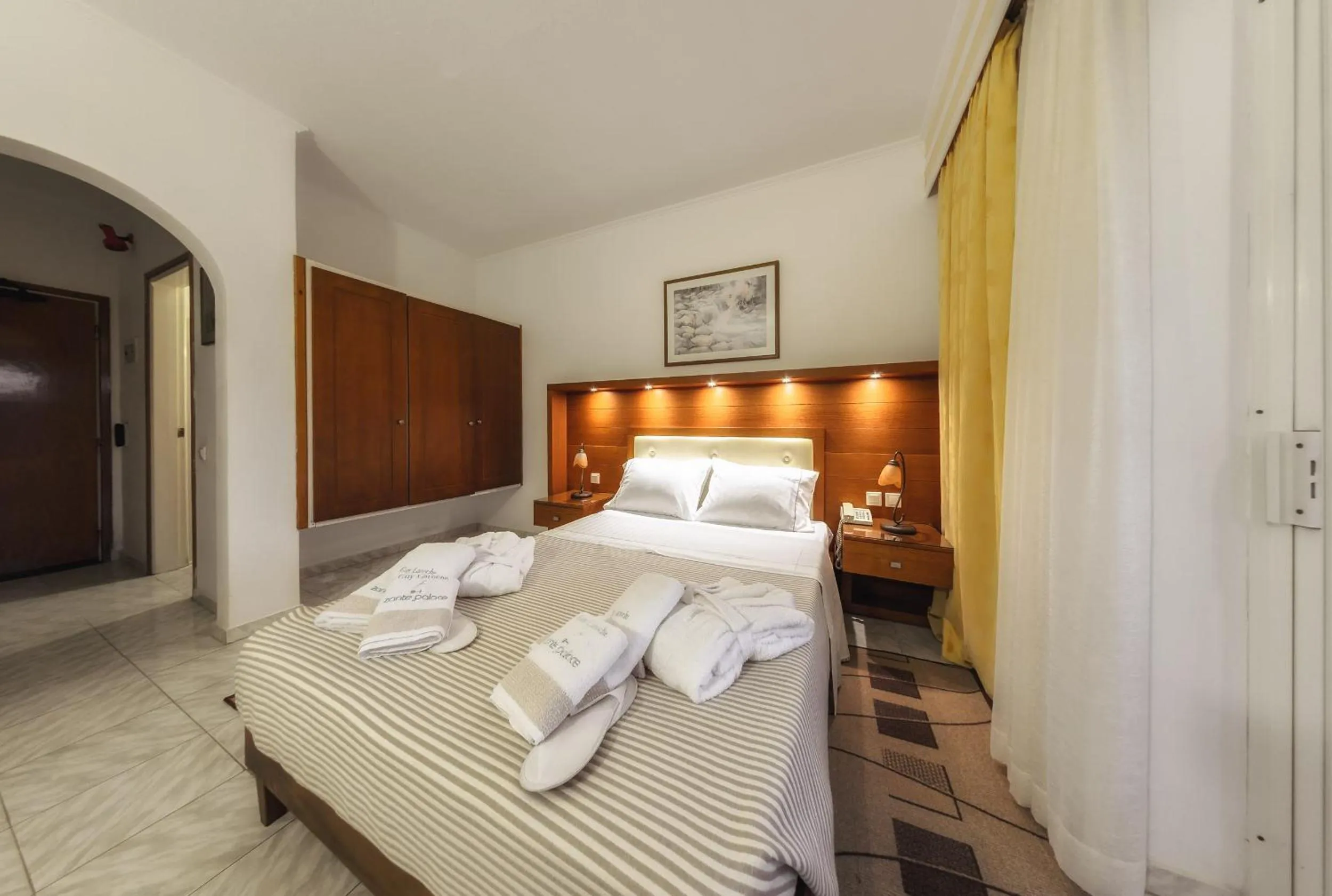 Photo of the whole room, Bed in Zante Palace