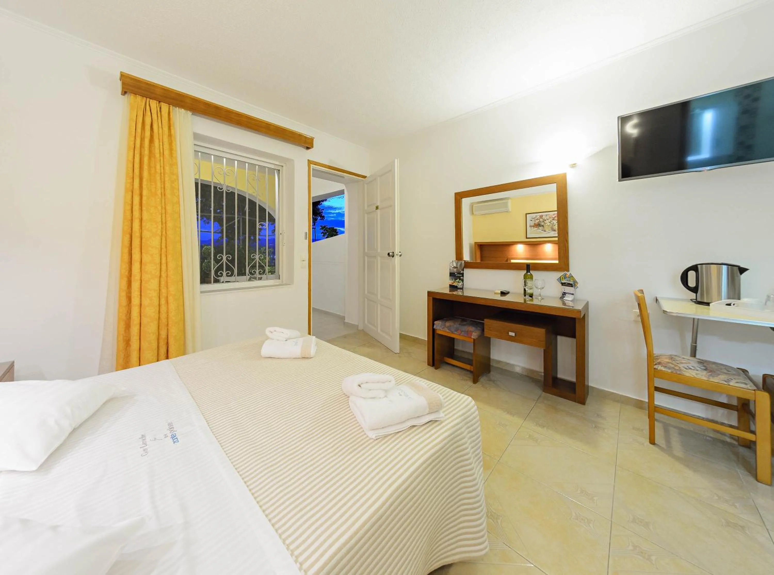 TV and multimedia, Bed in Zante Palace