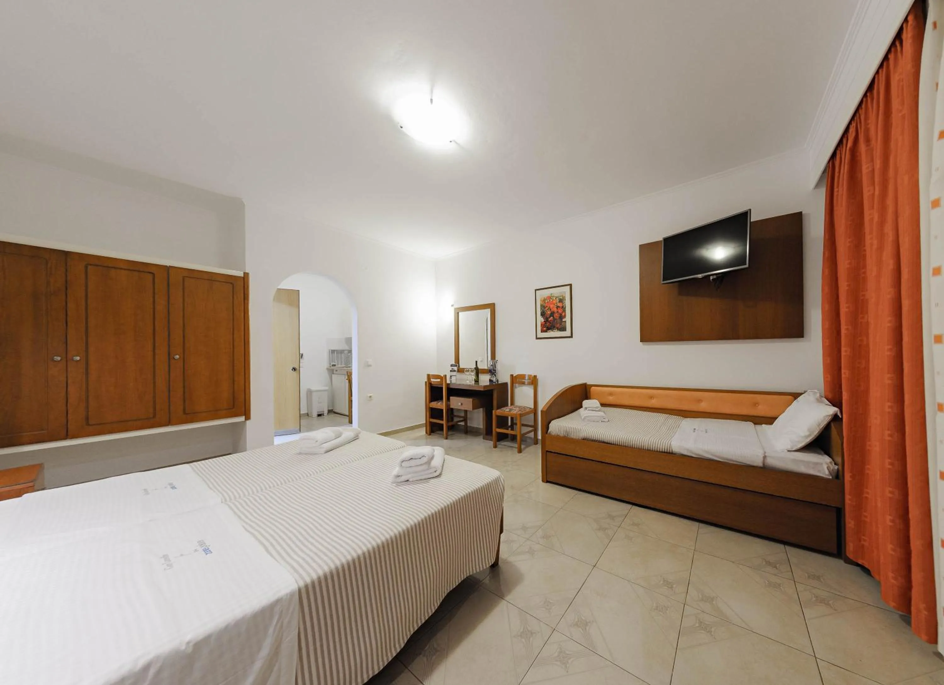 Photo of the whole room, Bed in Zante Palace