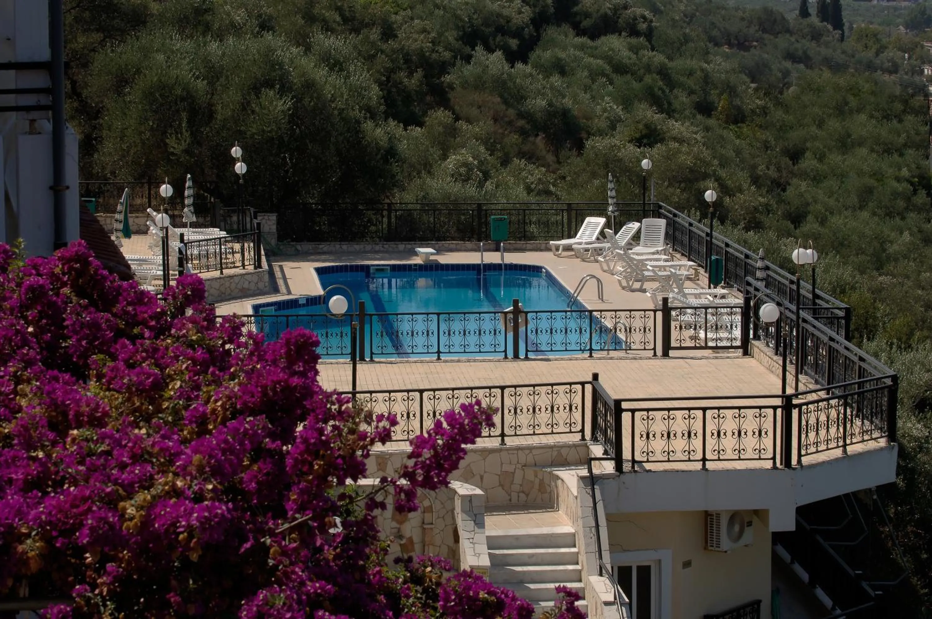 Restaurant/places to eat in Zante Palace