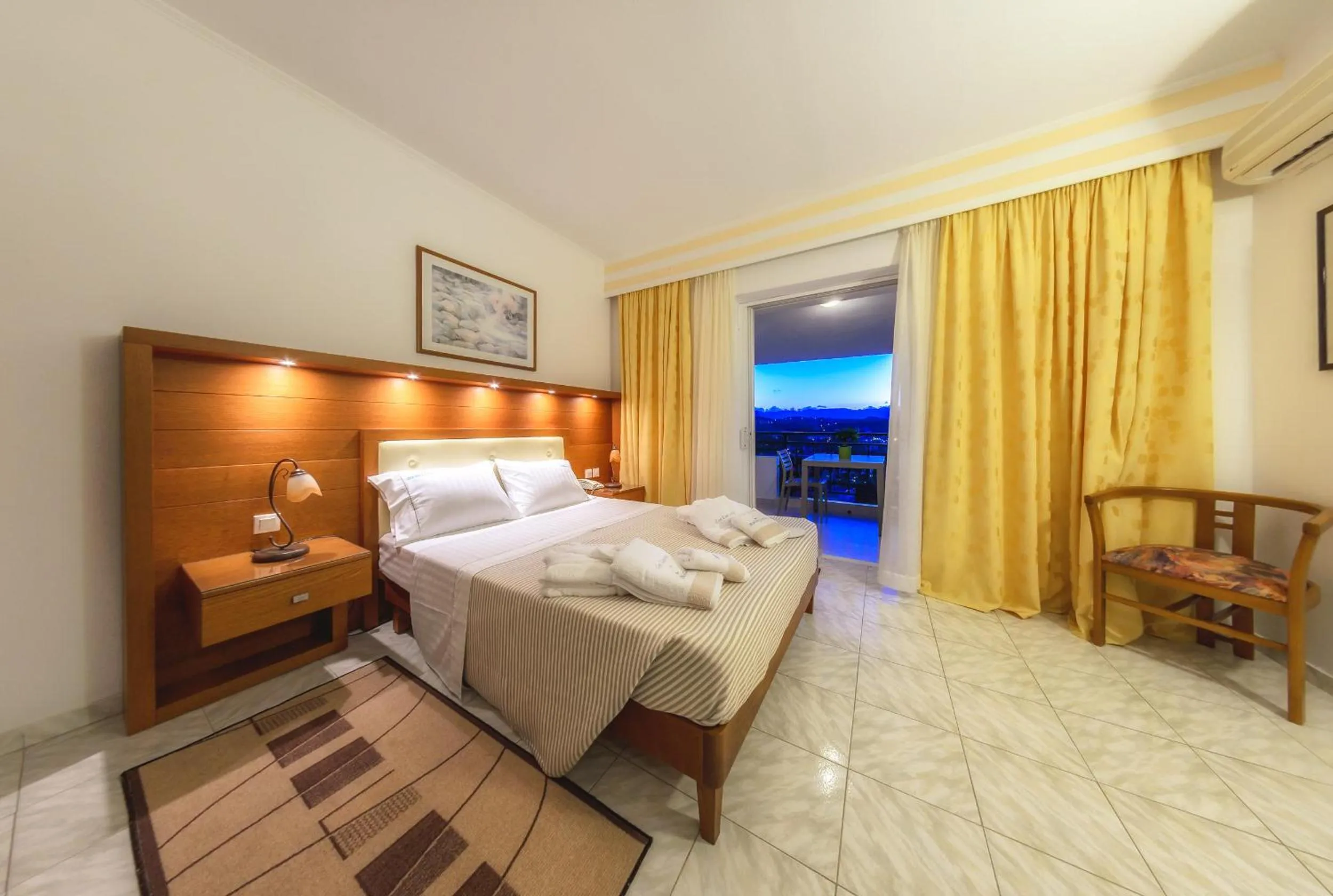 Photo of the whole room, Bed in Zante Palace