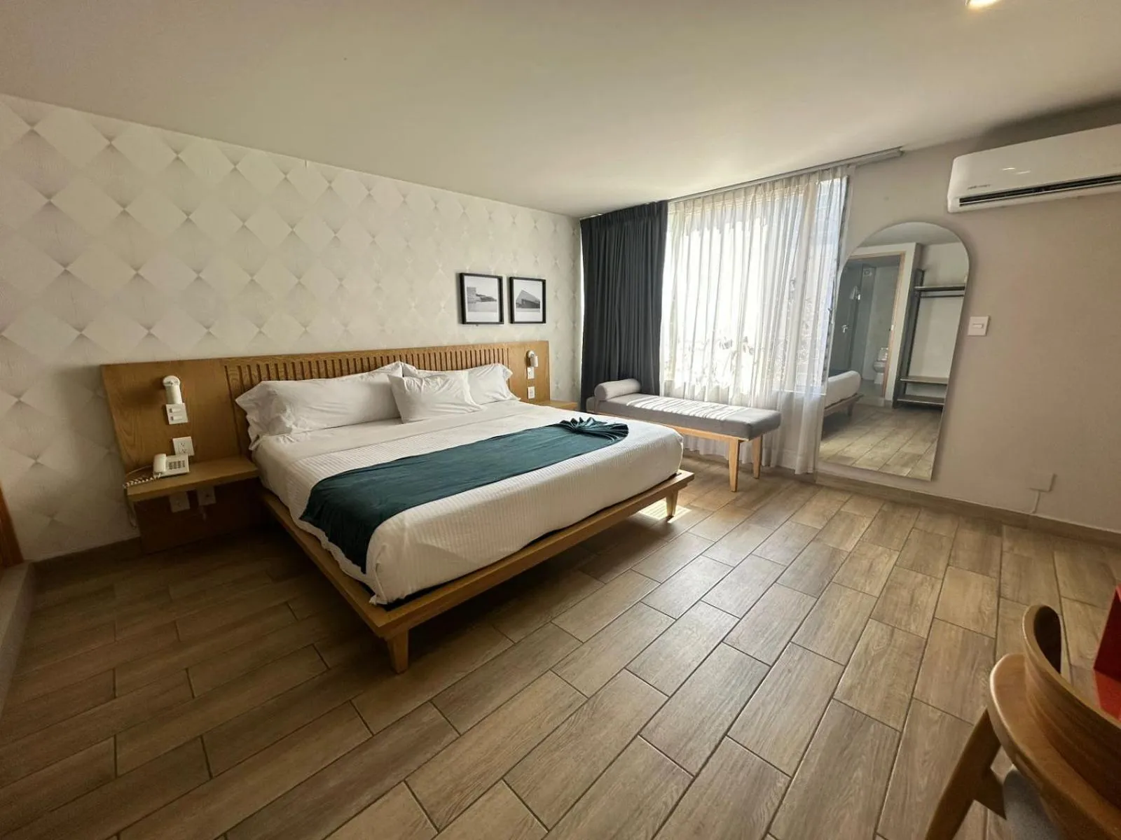 Inner courtyard view, Bed in Oliva Plaza Hotel