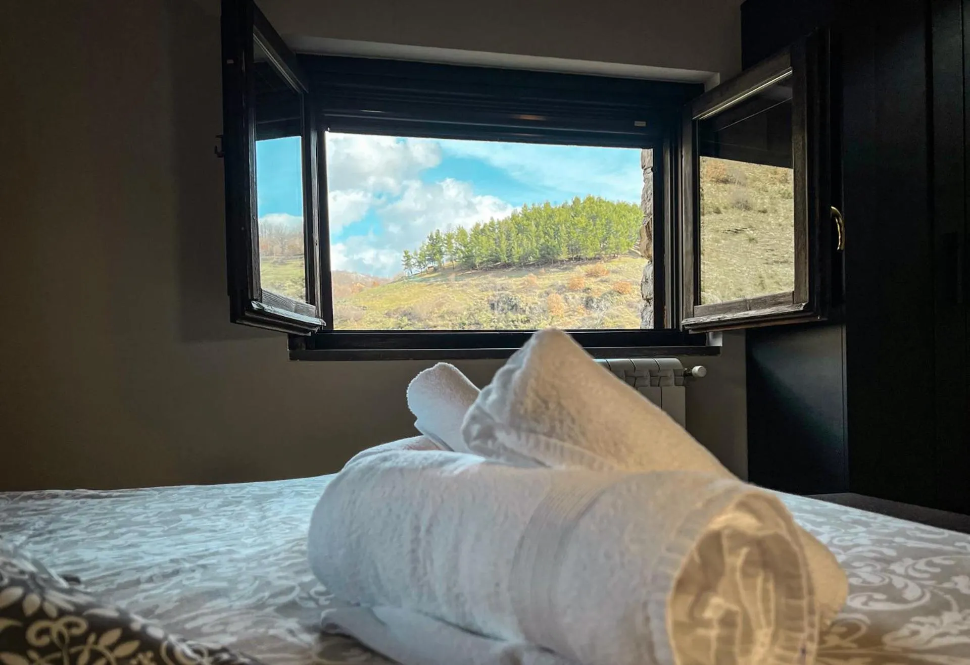 View (from property/room), Bed in Guarda Che Luna