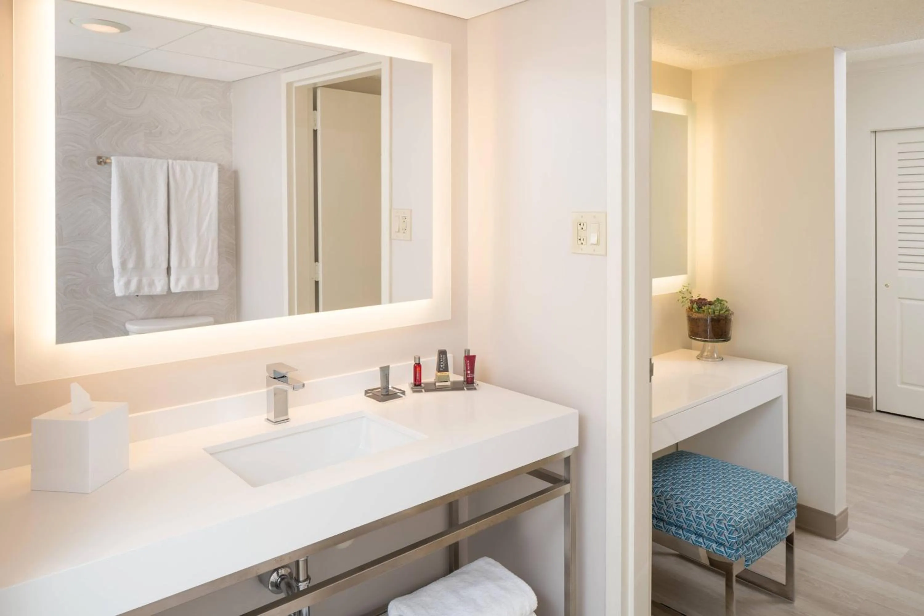 Bathroom in Miami Airport Marriott